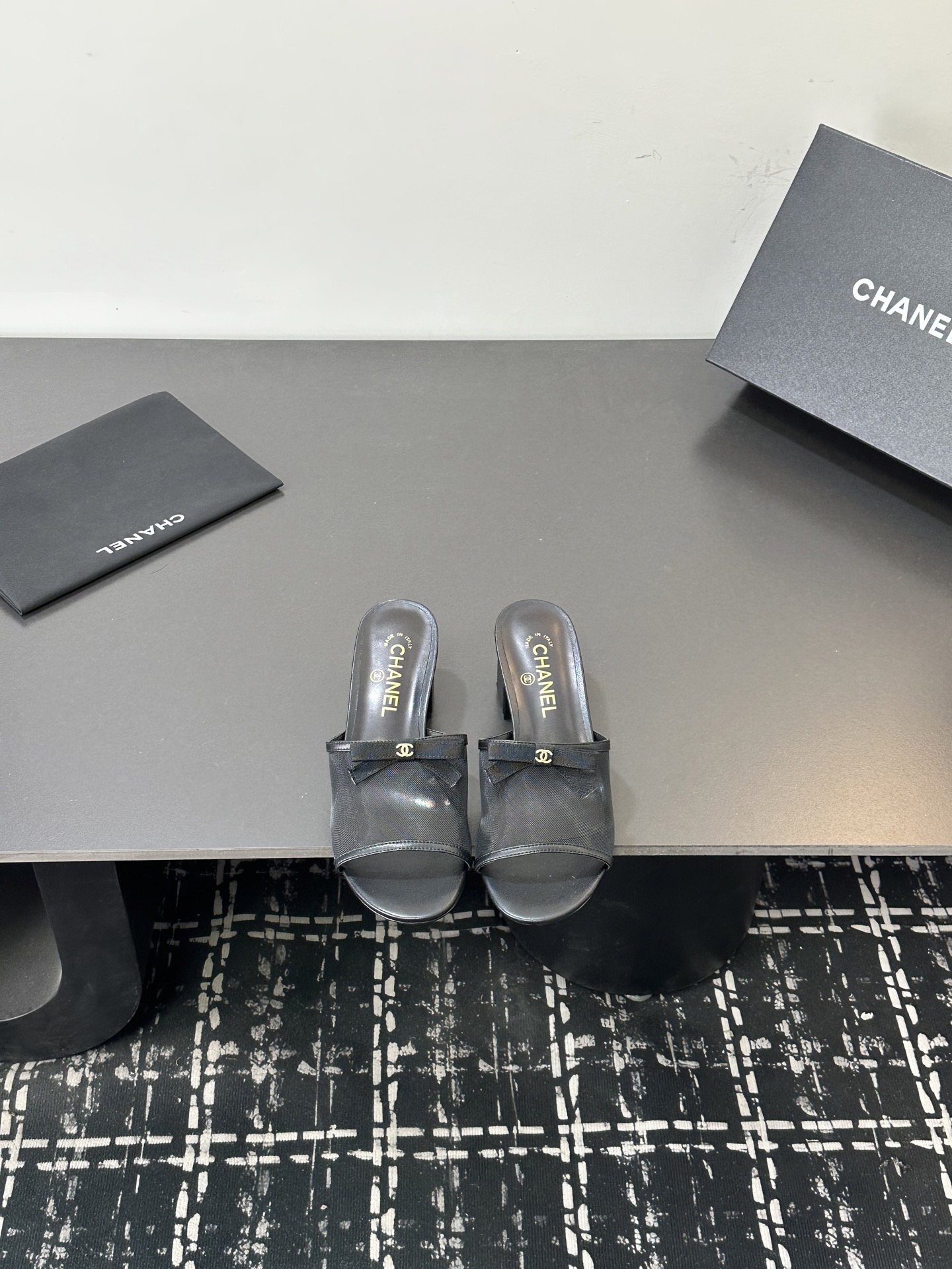 NO:706378,26Ss new Chanel Xiaoxiang mesh bow one-line sandals. The classic bow and mesh design bring out the atmosphere of a fugitive princess!  The simple one-line belt is combined with transparent mesh, and the bow decoration is exquisite and smart. It instantly unlocks the freshness and refinement of first love when worn on the feet. It exudes charming French elegance in any outfit!  Original custom mesh upper, sheepskin lining, Italian genuine leather outsole, size 35-39 (40, 41 customized, non-returnable), slippers, chanel, chanel, slippers, sheepskin, Leather soles1986090926Ss新款Chanel香奈儿小香网纱蝴蝶结一字凉拖鞋 经典蝴蝶结搭配网纱设计,把在逃公主的氛围感拉满！简约一字带糅合通透网纱,蝴蝶结缀饰精致又灵动,上脚瞬间解锁初恋般的清新脱俗,随便一搭都透着迷人的法式优雅！ 鞋面原版定制网纱 内里羊皮 鞋底意大利真皮大底 码数35-39（40、41定制不退换）,拖鞋,chanel,chanel,slippers,sheepskin,Leather soles,Women's Shoes