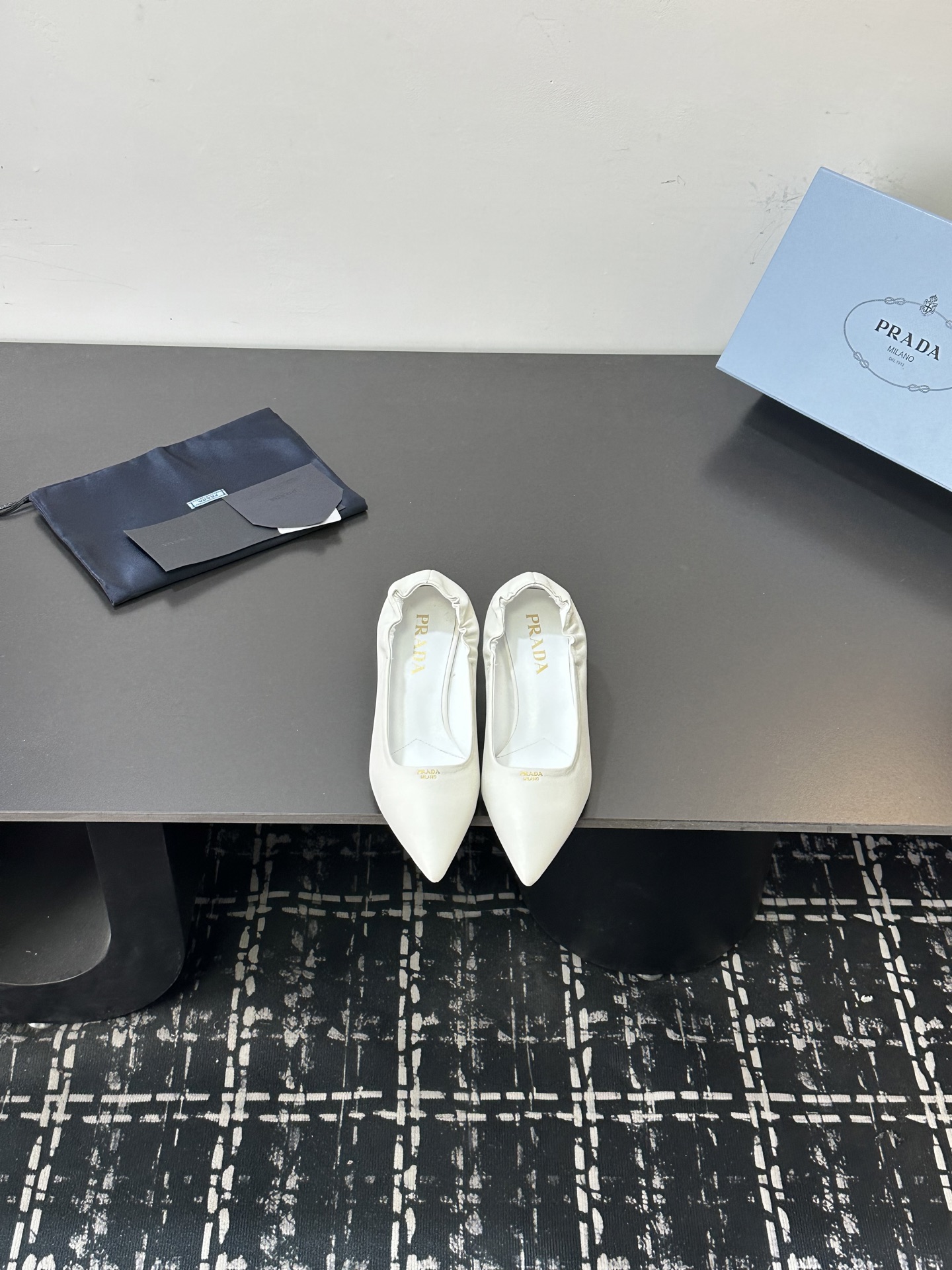 NO:706375,High version PRADA Prada 26/Early Spring Latest Back Shoes Logo Printing Pointed Toe Stiletto Heels Prada's suede pleated pointed-toe shoes are made of high-quality sheepskin/sheepskin, the upper is soft and delicate, and feels great to the touch!  The classic pointed toe + heel pleated elastic band is fashionable and practical, making it stable to wear and not easy to lose. There is a Prada metal logo on the inside of the insole, which is perfect for details!  The heel is about 5.5cm, elongating the leg line while ensuring comfort. It is very suitable for commuting and dating ~ black is versatile and can be easily controlled in various occasions. Fabric: Sheep/Sheepskin Lining: Sheepskin Sole: Italian leather sole Heel height: 5.5cm Size: 35-39 (40.41 custom-made), Mary Jane, prada, prada, mary jane, high heels, sheepskin, sheep19860909高版本 PRADA普拉达 26/ 早春最新 后邹 徽标印花 尖头 细跟 高跟鞋 Prada这款绒面褶皱尖头鞋,采用高品质羊皮/羊猄皮,鞋面柔软细腻,触感超赞！经典尖头+后跟褶皱松紧带,时髦又实用,穿着稳固不易掉心.鞋垫内侧有Prada金属标识,细节满分！鞋跟约5.5cm,拉长腿部线条同时保证舒适度,通勤约会都很适合～黑色百搭,轻松驾驭各种场合 面料: 羊猄/羊皮 内里: 羊皮 鞋底: 意大利真皮底 跟高: 5.5cm Size: 35-39 (40.41定做）,玛丽珍,prada,prada,mary jane,high heels,sheepskin,sheep,Women's Shoes