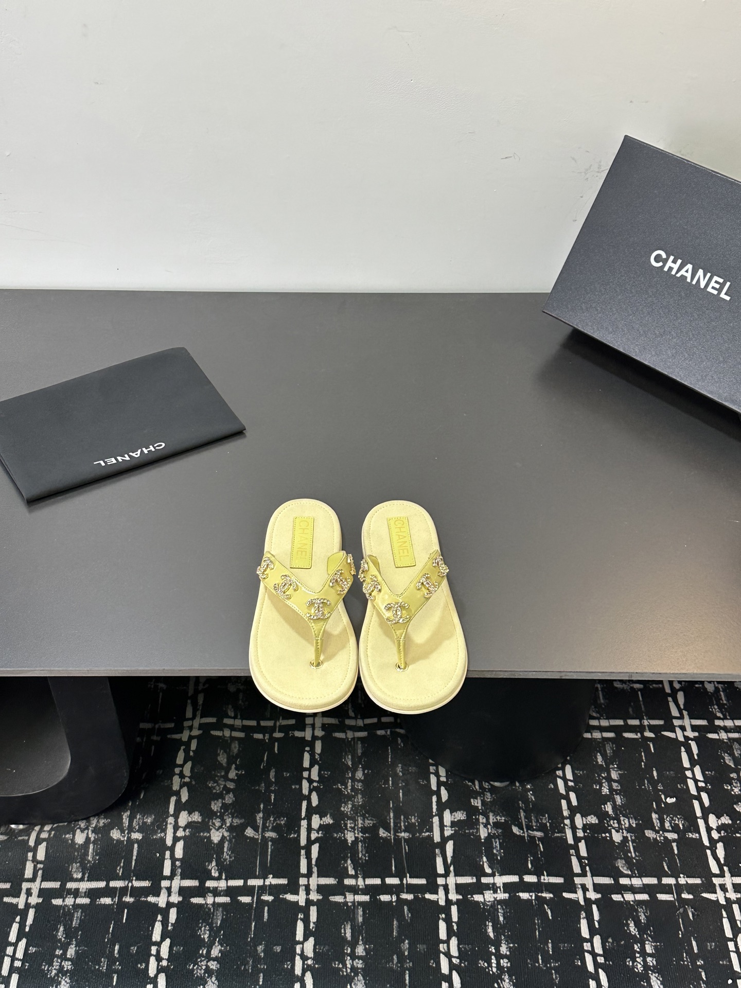 NO:706574,★★★★★ Many celebrities and Internet celebrities have worn their feet. This is a versatile series popular among domestic and foreign bloggers. It is the first choice for spring and summer wardrobe must-have sandals. Upper imported sheepskin lining: Imported crystal sheepskin lining Outsole original molded custom leather sole Shoe size: 35-39 (34, 40, 41, custom-made, non-returnable) Delivery of the latest luxury counters with simultaneous packaging P, split-toe shoes, sandals, sheepskin19860909★★★★★ 众多明星网红上脚,国内外博主刷爆的一个百搭系列,春夏衣橱搭配必备 凉鞋首选. 鞋面进口羊皮  内里: 进口水晶羊皮内里 大底原版开模定制真皮底 鞋码: 35-39（34、40、41、定做不退换） 配送豪华最新专柜同步包装 P,分趾鞋,sandals,sheepskin,Women's Shoes