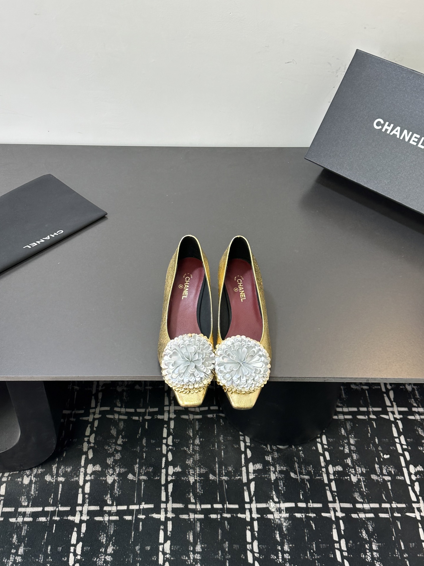 NO:706595,size35-39 (customized on 34/40/41/42) (My flowers are genuine leather) CHANE*｜Xiaoxiang 26X Christmas limited series gold and silver twin flower high-heeled shoes with thick heels When the Christmas bells break the winter moonlight, this series makes a romantic debut with gold and silver twin flowers. The flower ornaments adopt double-layer three-dimensional technology. The edges of the petals are neatly and delicately routed. The ingenuity of the haute couture workshop is blended with the brilliance of the festival.  Let the toes become the most dazzling scenery in autumn and winter. The classic shoe shape collides with eye-catching large flower ornaments. The gold is noble and the silver is cool and bright. A pair carries Chanel's century-old elegance gene. A pair unlocks the romance of the Christmas season. It is not only a luxurious collection in the shoe cabinet, but also the finishing touch to brighten the winter look. Let every step bring its own Christmas gilding and French style. The fabric is made of original customized lambskin, and the lining of the tiptoe is all silk sheepskin.  Italian imported genuine leather soles, single shoes, chanel, chanel, high heels, sheepskin, Leather soles19860909size35-39（34/40/41/42定制）（我家花朵是真皮） CHANE*｜小香26X圣诞限定系列金银 双生花朵高跟鞋粗跟单鞋 当圣诞的铃音撞碎冬日月光 这个系列携金银双生花朵浪漫登场 花朵饰件采用双层立体工艺 花瓣边缘走线工整细腻 将高定工坊的匠心与节日的璀璨相融 让足尖成为秋冬最耀眼的风景. 经典鞋型碰撞夺目大花朵饰件 金色贵气张扬 银色清冷璀璨 一双承载香奈儿百年优雅基因 一双解锁圣诞季限定浪漫 既是鞋柜里的奢雅藏品 更是点亮冬日造型的点睛之笔 让每一步都自带圣诞鎏光与法式风情. 面料采用原版定制小羊皮 内里踮脚均为丝绸羊皮 意大利进口真皮大底,单鞋,chanel,chanel,high heels,sheepskin,Leather soles,Women's Shoes