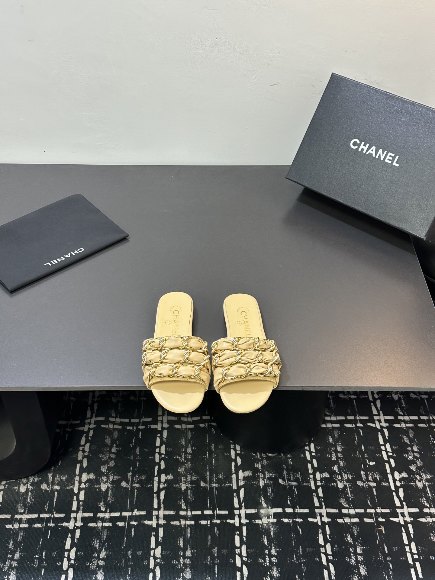 NO:707712,Chanel 25B Xiaoxiang Large Chain Flat Sandals. Versatile sandals that you won’t get tired of wearing. A super classic style that is both casual and refined. It has a well-balanced temperament. This spring and summer is a great treasure!  Chain sandals are a big hit this year. We have been impressed by their beauty. They are casual and natural, and they have the classic domineering style of Xiangjia. From the leather to the hardware, they are full of high-end feeling. They are comfortable and fashionable on the feet!  Sheepskin upper, sheepskin lining, high heels and flat soles, Italian genuine leather outsole, size 35-39 (40.41. Customized, non-refundable), slippers, chanel, chanel, sandals, slippers, sheepskin, Leather soles19860909Chanel 25B 小香大链条平底凉拖鞋 穿不腻的百搭凉拖 超经典的一款 休闲中带着精致 气质拿捏稳妥 今年春夏绝美加分宝藏！ 链条凉鞋今年的大爆款,已被它的美貌折服得随性自然 ,又有香家经典的霸道,从皮质到五金满满的高级感 ,上脚舒适又洋气！ 鞋面羊皮 内里垫脚羊皮 高跟平底 鞋底意大利真皮大底 码数35-39（40.41.定做不退换）,拖鞋,chanel,chanel,sandals,slippers,sheepskin,Leather soles,Women's Shoes