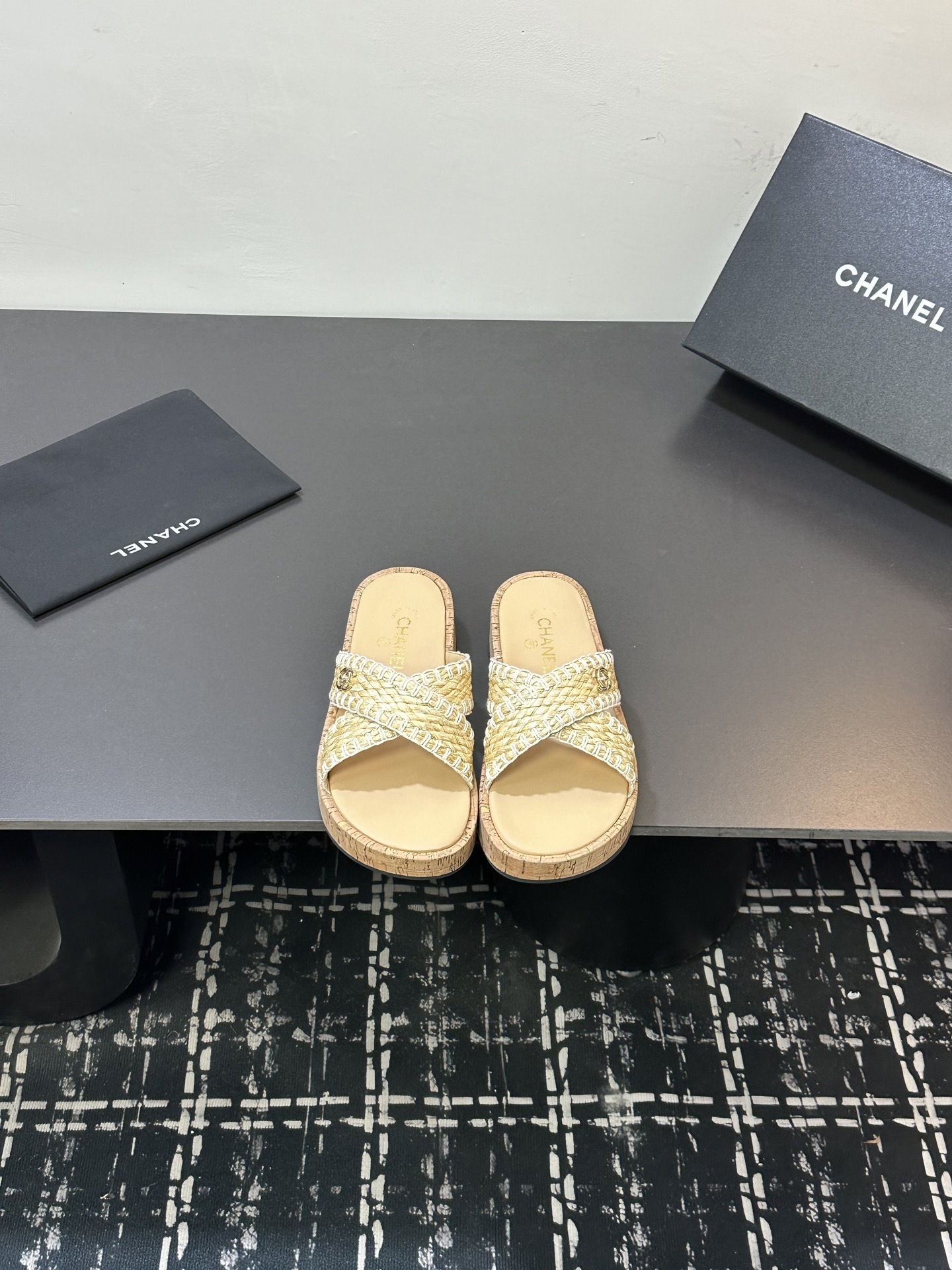NO:707710,CHANE*｜Xiaoxiang’s classic double C woven thick-soled cross slippers turn a pair of slippers into an elegant business card for walking. This pair of slippers reconstructs relaxation with classics. Every detail is engraved with the style of the century-old brand. Iconic hand-woven cross design upper. Double C hardware is the highlight of the shoe body. The texture is low-key and not exaggerated. The classic logo inherited from 1925 to this day is not only a demonstration of the brand’s heritage, but also an unassuming confidence. The height of 4cm gold is invisible and increased.  Elongate the leg lines and have a 37/30 ratio, so even a small person can look upright. Pair it with a satin suspender skirt to look like a gentle daughter at a dinner party. Pair it with a linen suit and wide-leg trousers to look like an elegant lady in the workplace. Wear a long floral skirt to look like a girl on vacation in South France. Even if you go out in denim shorts, you can still have a casual and high-end look. After wearing it for many years, it is still fashionable. You must close your eyes to avoid stepping on the thunder!  The fabric is made of original customized material. The lining and toes are made of sheepskin. The original molded custom-made non-slip outsole is 35-39 (customized 40-41), slippers, chanel, slippers, skirts, shorts, business suit, sheepskin, gold19860909CHANE*｜小香经典双C编织厚底交叉拖鞋 让一双拖鞋成为行走的奢雅名片. 这双拖拖以经典重构松弛 每一处细节都镌刻着百年品牌的格调 标志性手工编织交叉设计鞋面 鞋身点睛双C五金 质感低调不浮夸 1925年传承至今的经典标识 既是品牌底蕴的彰显 是不张扬的底气 4cm黄金高度隐形增高 拉长腿部线条 三七分比例 小个子也能穿出挺拔气场 搭缎面吊带裙是晚宴温柔千金 配亚麻西装阔腿裤是职场奢雅御姐 穿碎花长裙是南法度假少女 哪怕踩个牛仔短裤出门 也能拿捏随性高级感. 穿多年依旧时髦不过时 必须闭眼入不踩雷！ 面料采用原版定制材质 内里踮脚均为羊皮 原版开模定制防滑大底 35-39（40-41定做）,拖鞋,chanel,slippers,skirts,shorts,business suit,sheepskin,gold,Women's Shoes