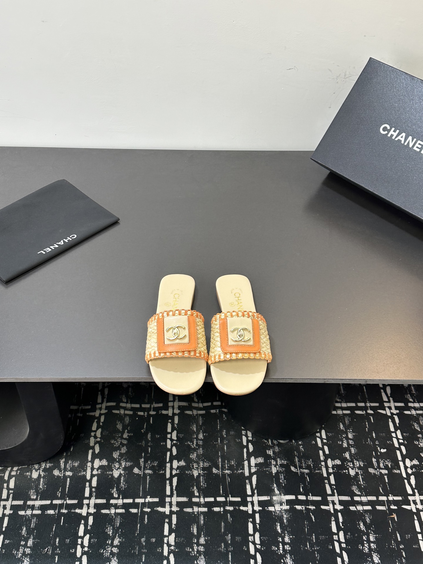 NO:707706,2025★★★★★ Many celebrities and Internet celebrities are on their feet. A versatile series popular among domestic and foreign bloggers. It is the first choice for spring and summer wardrobe must-have sandals. Upper woven satin Lining: Imported crystal sheepskin lining Outsole original molded custom leather sole Shoe size: 35-39 (34, 40, 41, custom-made, non-refundable)  Delivery of luxury latest counters with simultaneous packaging, slippers, sandals, slippers, sheepskin, silk fabric198609092025★★★★★ 众多明星网红上脚,国内外博主刷爆的一个百搭系列,春夏衣橱搭配必备 凉鞋首选. 鞋面编织绸缎  内里: 进口水晶羊皮内里 大底原版开模定制真皮底 鞋码: 35-39（34、40、41、定做不退换） 配送豪华最新专柜同步包装,拖鞋,sandals,slippers,sheepskin,silk fabric,Women's Shoes