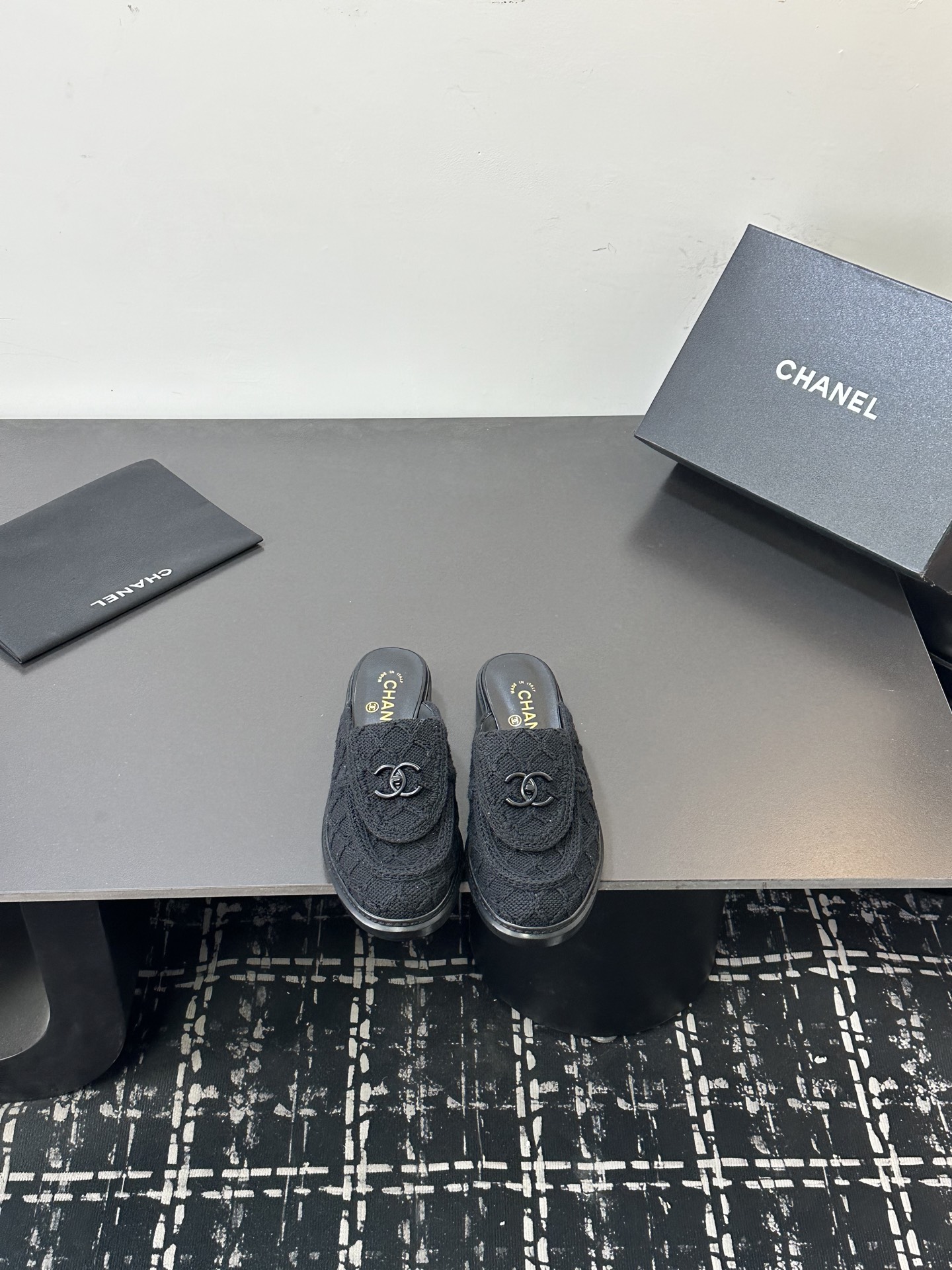 NO:724616,Size35-40 (34 40 41 custom-made) Classic and latest woven hot style small fragrant half-slipper loafers. Just like Ms. Coco Chanel said, fashion is fleeting, but style lasts forever!  This pair of empty-back shoes is a classic among Xiangjia classics!  Two-color matching, simple and exquisite, the universal and evergreen model in the counter will never go out of style!  The counter's original leather, imported sheepskin lining, and Italian imported cow leather soles!  Top quality, semi-motor, chanel, chanel, loafers, cowhide, sheepskin19860909Size35-40（34 40 41定做） 经典最新编织爆款小香半拖乐福鞋 就像coco香奈儿女士说的流行稍纵即逝,但风格永存！这双后空鞋就是香家经典中的经典！双色搭配,简约精致,专柜里的万能长青款,永远不过时单品！ 专柜原版皮料,进口羊皮内里,意大利进口牛皮革鞋底！ 顶级品质,半拖,chanel,chanel,loafers,cowhide,sheepskin,Women's Shoes