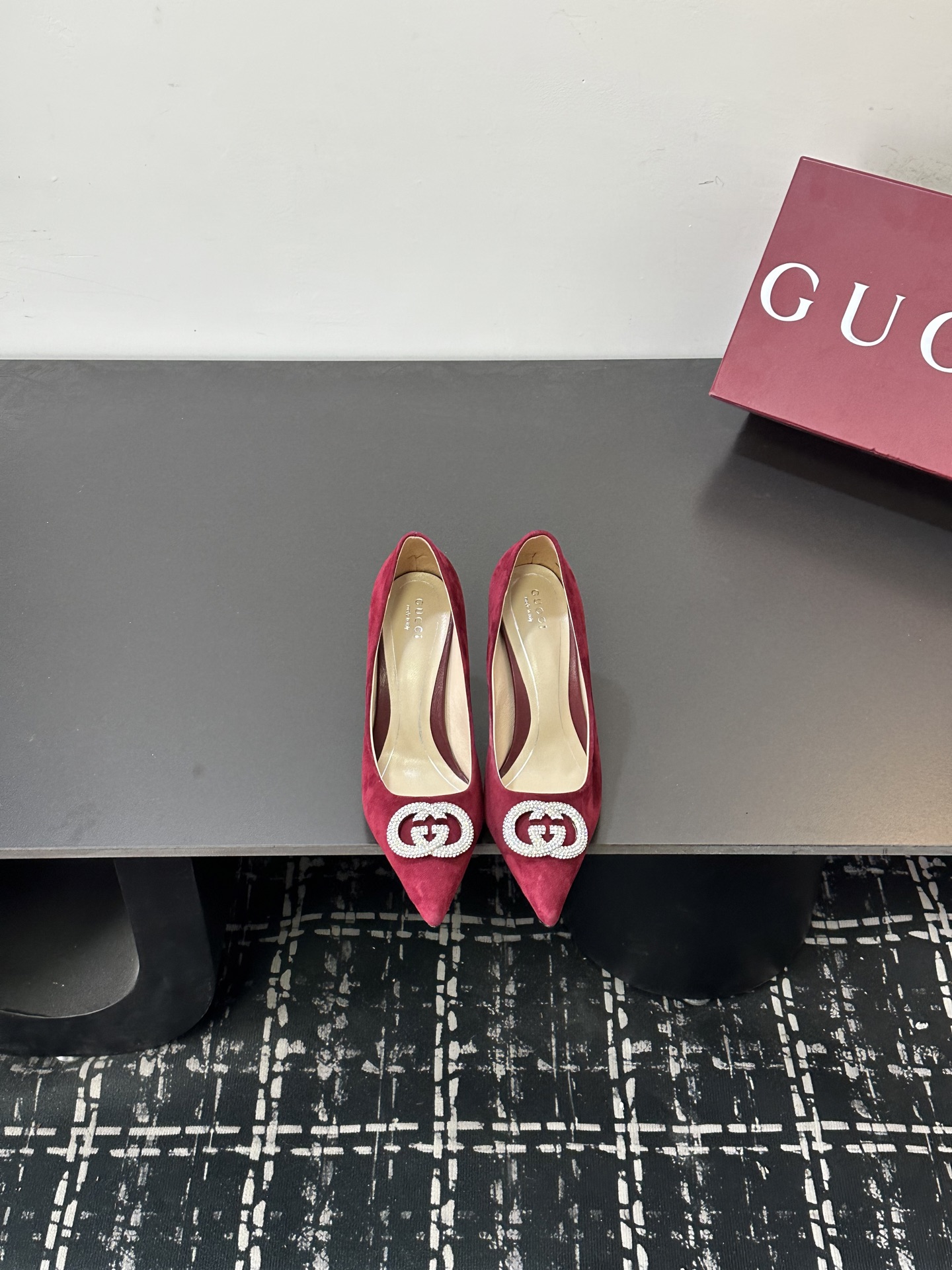 NO:724610,size 35-42 [404142 custom-made] non-returnable early autumn new GUCCi high-end boutique shoes v Gucci [patent leather G G crystal] mesh diamond luxury crystal high heels top purchasing quality!  It is a 1:1 replica of the original version, and every detail has been carefully polished and made delicately. It can be compared with ZG, and the quality is unparalleled!  This series pays special attention to creating single product highlights through details, using feminine details such as lace crystals and tulle to show the new concept of femininity. This loafer is carefully embellished with an all-over GG pattern, and uses sparkling crystals to create a stunning work that reinterprets the charm of contemporary femininity. The original fabric is custom-made imported patent leather + imported silk screen + rhinestone GG all-over crystal. Lining/foot pads imported sheepskin lining. Heel high heel.  Packaging complete set of Ankola wine red original packaging, high heels single shoes, gucci, gucci, loafers, high heels, sheepskin19860909size35-42【404142定做】不退换 早秋新款 GUCCi高端精品单鞋v古驰【漆皮G G水晶】网钻奢华水晶高跟鞋顶级代购品质！原版1:1复刻,毎个细节皆经过精心打磨细腻制作.可与ZG对比如一,无二品质！ 本系列尤为注重通过细节打造单品亮点,以蕾丝水晶和薄纱等富有女性魅力的细节,展现女性气质的新理念.这款乐福鞋精心点缀通体GG图案,运用闪耀动人的水晶打造令人惊艳的作品焕新诠释当代女性魅力 面料原版定制进口漆皮+ 进口丝网+水钻GG通体水晶 内里/垫脚进口羊皮里 鞋跟高跟 包装全套安可拉酒红原包装,高跟鞋单鞋,gucci,gucci,loafers,high heels,sheepskin,Women's Shoes