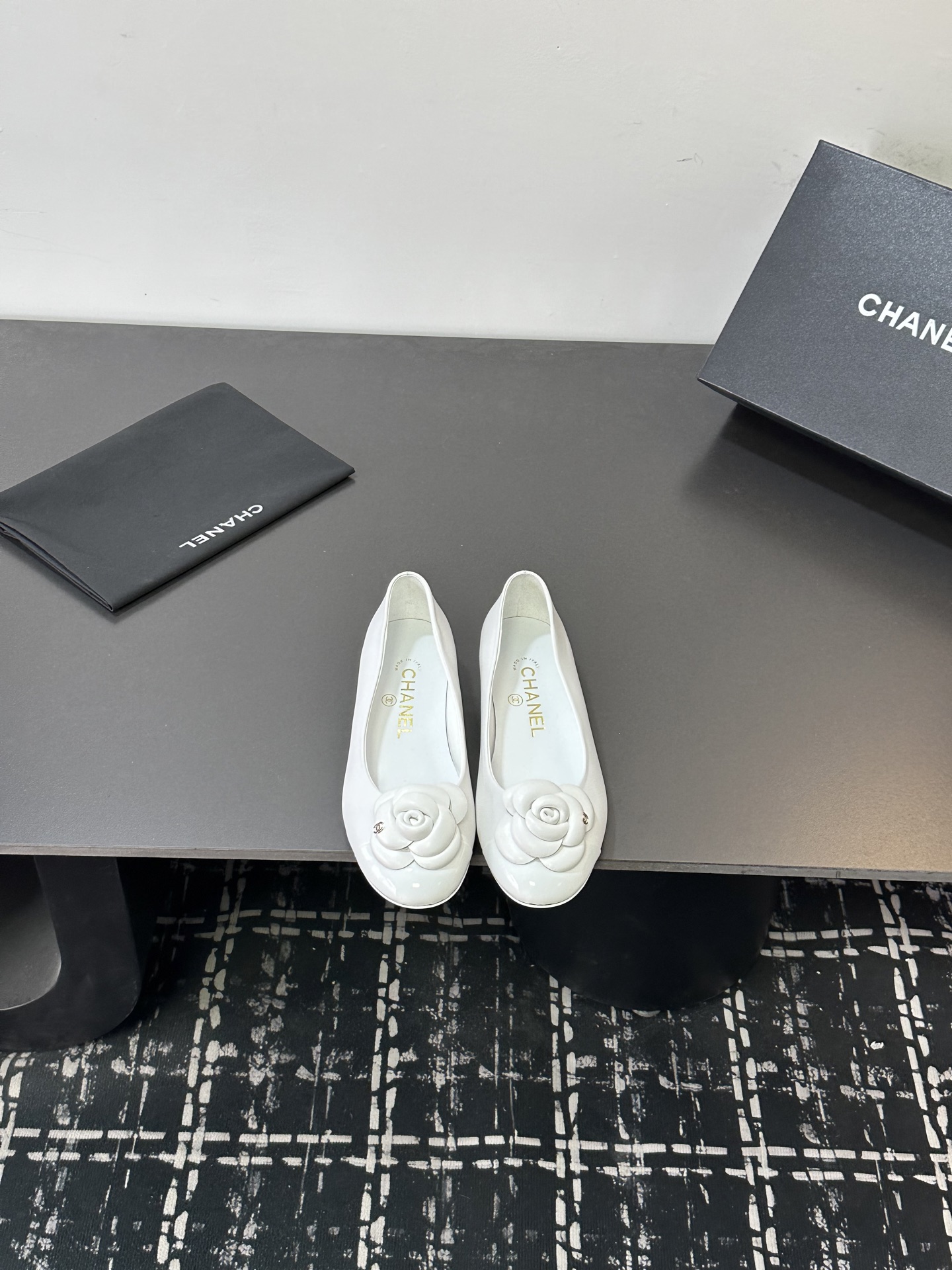 NO:724645,2025 Xiaoxiang is a must-have item for autumn and winter this season!  !  Chanel's autumn and winter heavy industry hot styles are highly recommended by Xiaohongshu. They look good no matter how you match them. They are a must-have for fashion. Ms. Chanel loves simple and irresistible combinations to show her unique dressing style. She can mix and match freely to shine and follow the fashionable steps of her grandma!  !  !  Exquisite details. Zoom in to see the original molded hardware buckle. The top version is made at the purchasing level. ★The upper is made of original sheepskin, sheepskin lining, feet, original molded leather outsole, code number 35-39 (40, 41, single shoes, chanel, sheepskin, Leather soles198609092025小香 本季秋冬季必备单品！！ 香奈儿秋冬重工爆款 小红书力推款,怎么搭配都好看,时髦精必备,香奈儿女士钟爱简约又难以抗拒系搭配展现与众不同的穿搭风格、自由混搭闪耀到位跟紧香奶奶时尚步伐！！！精致细节放大看原版开模五金扣 顶级版本代购级别打造★鞋面采用原版羊皮,羊皮羊皮内里,垫脚,原版开模真皮大底,码数35-39（40、41,单鞋,chanel,sheepskin,Leather soles,Women's Shoes