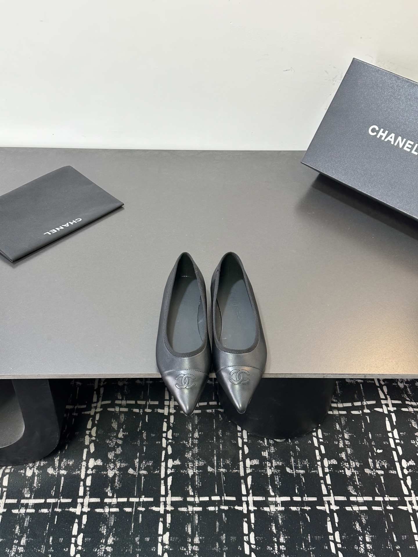 NO:724633,2025★★★★★ Many celebrities and Internet celebrities are on their feet, a versatile series popularized by domestic and foreign bloggers, a must-have for spring and summer wardrobes. Xiangjia exclusive upper sheepskin lining: imported crystal sheepskin lining outsole original molded custom leather outsole Shoe size: 35-39 (40, 41, customized non-refundable), sandals, chanel, sandals, sheepskin, Leather soles198609092025★★★★★ 众多明星网红上脚,国内外博主刷爆的一个百搭系列,春夏衣橱搭配必备 首选.香家专属 鞋面羊皮  内里: 进口水晶羊皮内里 大底原版开模定制真皮大底 鞋码: 35-39（40、41、定做不退换）,凉鞋单鞋,chanel,sandals,sheepskin,Leather soles,Women's Shoes