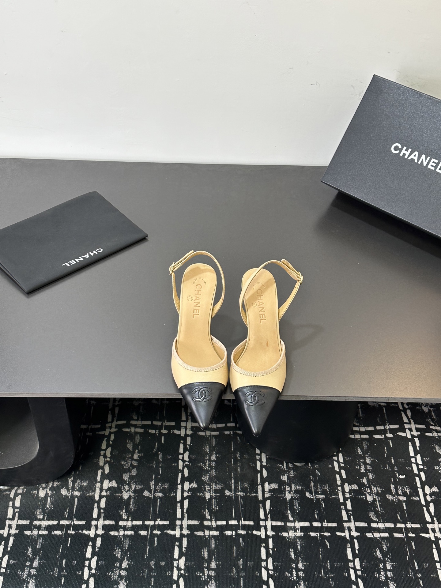 NO:724639,26ss spring and summer new Chanel Chanel small fragrant pointed toe double color block back empty high-heeled sandals classic double C buckle high heels Pointed toe design: elegant and slimming, elongating the leg line, sweet and cute, adding female charm High-heeled design: tall and slimming, showing elegance, versatile and durable, suitable for various occasions Paired with business attire, showing the elegance and ability of working women Paired with evening dresses, become the focus of the audience Paired with dresses, showing a romantic and feminine side Paired with jeans, you can easily control the casual style  Whether it is daily commuting or attending a party, it allows you to cope easily and show elegance. Sheepskin upper, cowhide lining, heel height 8.5cm, Italian leather outsole, size 35-39 (40.41.42.43 large size customization is non-refundable), sandals, chanel, chanel, sandals, high heels, skirts, jeans, cowhide, sheepskin, Leather soles1986090926ss春夏新款Chanel香奈儿 小香尖头双拼色后空高跟凉鞋经典双C扣高跟鞋 尖头设计:优雅显瘦,拉长腿部线条,甜美可爱,增添女性魅力高跟设计:显高显瘦,展现优雅气质百搭耐看,适合各种场合 搭配职业装,展现职场女性的优雅与干练搭配晚礼服,成为全场焦点 搭配连衣裙,展现浪漫柔美的一面搭配牛仔裤,轻松驾驭休闲风格 无论是日常通勤还是参加派对,它都能让你轻松应对,展现优雅气质 鞋面羊皮 内里垫脚牛皮 跟高8.5cm 鞋底意大利真皮大底 码数35-39（40.41.42.43大码定做不退换）,凉鞋单鞋,chanel,chanel,sandals,high heels,skirts,jeans,cowhide,sheepskin,Leather soles,Women's Shoes