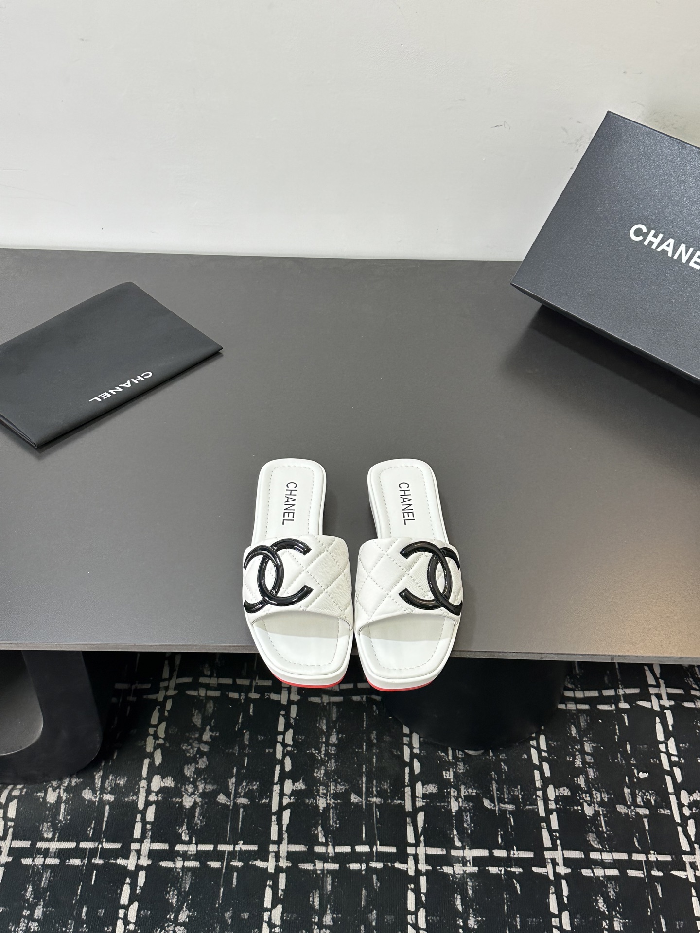 NO:724627,Chanel Chanel Little Fragrance Summer New Style Kangpeng Panda Color Thick-Soled Diamond Slippers Counter Quality One of the classics that must be purchased every year!  The design is more expressive and tasteful ~ all materials are customized according to the original version!  Purchase authentic products developed. Universal and versatile artifact, summer beach, durable style. Fabric imported sheepskin, imported sheepskin lining, code number 35-39 (set at 40.41), slippers, chanel, chanel, slippers, sheepskin19860909Chanel香奈儿小香风夏季 新款 康鹏熊猫配色厚底菱格拖鞋 专柜品质 每年必入的经典款之一！设计 更加彰显和品味～所有材质都根据原版定制！购入正品开发.万能百搭神器,夏日沙滩,耐造款. 面料 进口羊皮 内里进口羊皮 码数35-39（40.41定）,拖鞋,chanel,chanel,slippers,sheepskin,Women's Shoes