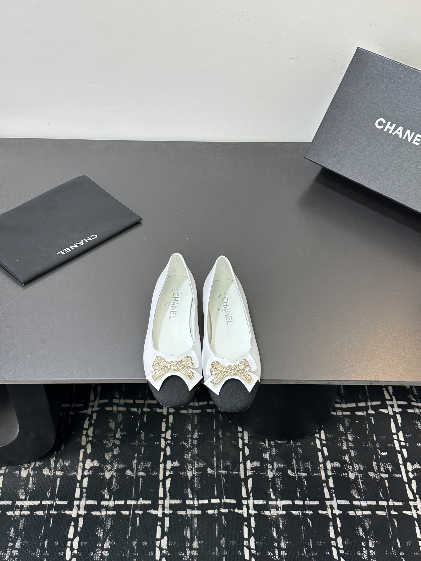 NO:724621,Size: 35-39 (40, 41, custom-made, non-returnable) worn by many celebrity internet celebrities, a versatile series popularized by domestic and foreign bloggers, a must-have for spring and summer wardrobes. Exclusive to Xiangjia. Upper cowhide. Lining: Imported crystal sheepskin lining. Original molded custom leather outsole, single shoes, chanel, cowhide, sheepskin, Leather soles.19860909Size: 35-39（40、41、定做不退换） 众多明星网红上脚,国内外博主刷爆的一个百搭系列,春夏衣橱搭配必备 首选.香家专属 鞋面牛皮  内里: 进口水晶羊皮内里 大底原版开模定制真皮大底,单鞋,chanel,cowhide,sheepskin,Leather soles,Women's Shoes