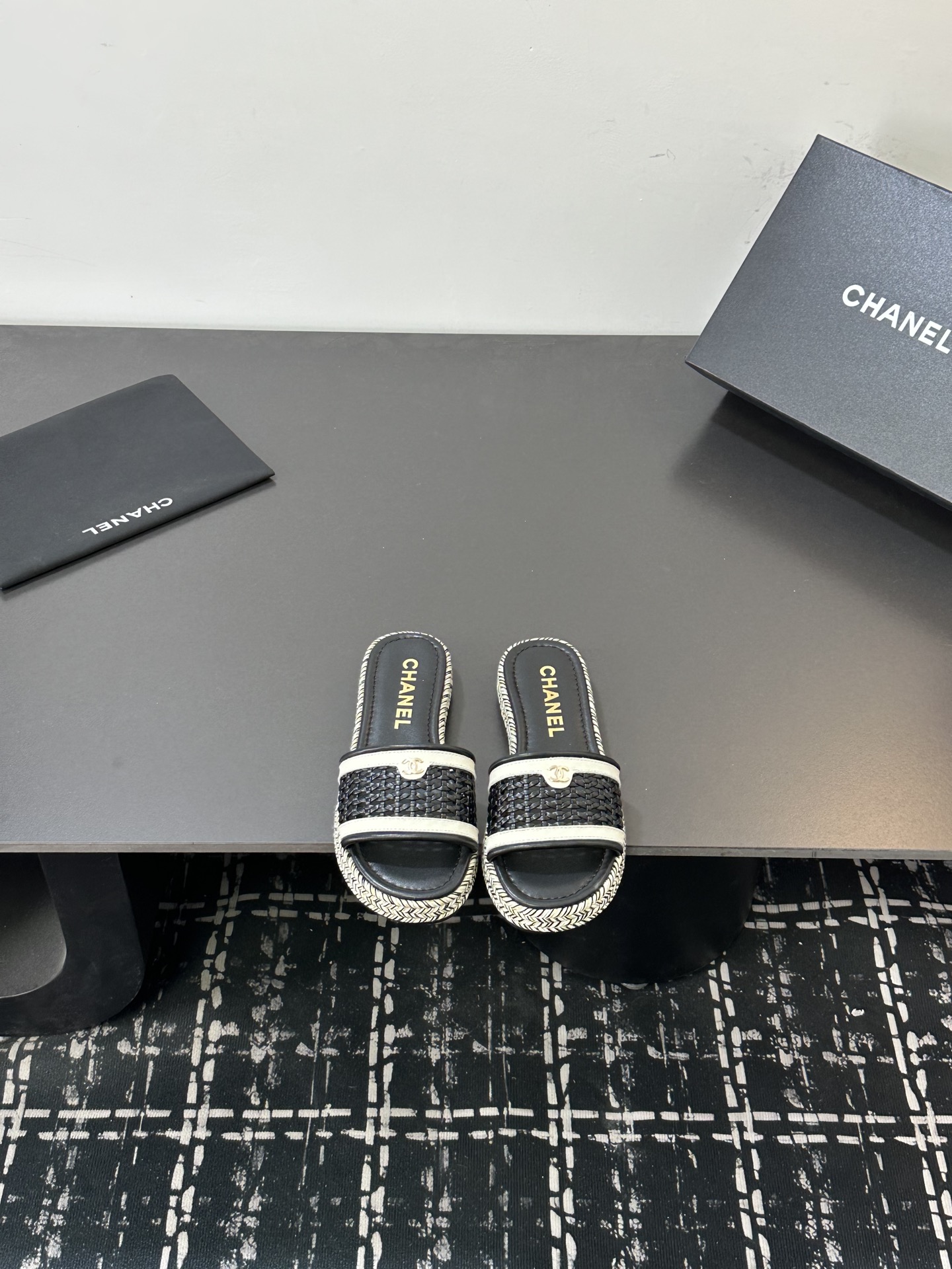 NO:724615,Size: 35-39 (40, 41, custom-made, non-returnable) worn by many celebrity Internet celebrities, a versatile series popularized by domestic and foreign bloggers, a must-have for spring and summer wardrobes. Exclusive to Xiangjia. Upper cowhide. Lining: Imported crystal sheepskin lining. Original molded custom rubber outsole, slippers, chanel, slippers, cowhide, sheepskin.19860909Size: 35-39（40、41、定做不退换） 众多明星网红上脚,国内外博主刷爆的一个百搭系列,春夏衣橱搭配必备 首选.香家专属 鞋面牛皮  内里: 进口水晶羊皮内里 大底原版开模定制橡胶大底,拖鞋,chanel,slippers,cowhide,sheepskin,Women's Shoes