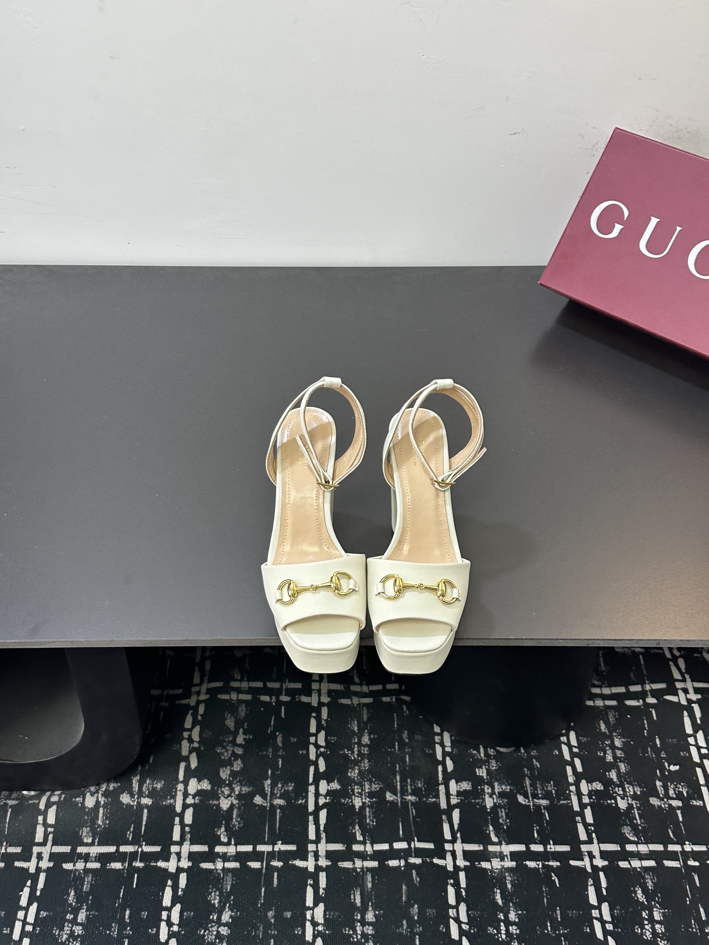 NO:724650,size 35-39 (customized for 40/41/42) Gucci/Gucci classic horsebit waterproof platform high-heeled sandals. The classic horsebit is presented in shining golden metal. The clever combination of double rings and long strips is exquisite and eye-catching, making you stand out from the crowd and become the focus. The waterproof platform design cleverly lengthens the leg line, even a small person can have a sense of long legs. Walking is full of elegance and confidence. The high-quality upper material is soft and fits the feet, breathable and wear-resistant.  With a comfortable heel height, your feet will not be tired when shopping or partying. Whether you wear it for commuting to show your smart temperament or wear it with an evening dress to show your elegance, it can be perfectly adapted to easily control various occasions. The fabric is made of original customized leather, the inner foot pads are all sheepskin, the heels are 12cm, the platform is 4cm, the Italian imported cowhide outsole, high-heeled sandals, gucci, gucci, sandals, high heels, cowhide, sheepskin19860909size35-39（40/41/42定制） Gucci/古驰经典马衔扣防水台高跟凉鞋 将经典马衔扣以闪耀的金色金属呈现 双环与长条形的巧妙组合 精致又吸睛 让你在人群中脱颖而出 成为焦点. 防水台设计巧妙拉长腿部线条 即使是小个子也能拥有大长腿既视感 行走间尽是优雅与自信. 优质鞋面材质柔软贴合双脚 透气又耐磨 搭配舒适鞋跟高度 逛街 聚会都不累脚. 不管是通勤穿搭彰显干练气质 还是搭配晚礼服出席晚宴尽显优雅 它都能完美适配 轻松驾驭各种场合. 面料采用原版定制皮料 内里垫脚均为羊皮 高跟12cm 水台4cm 意大利进口牛皮大底,高跟鞋凉鞋,gucci,gucci,sandals,high heels,cowhide,sheepskin,Women's Shoes