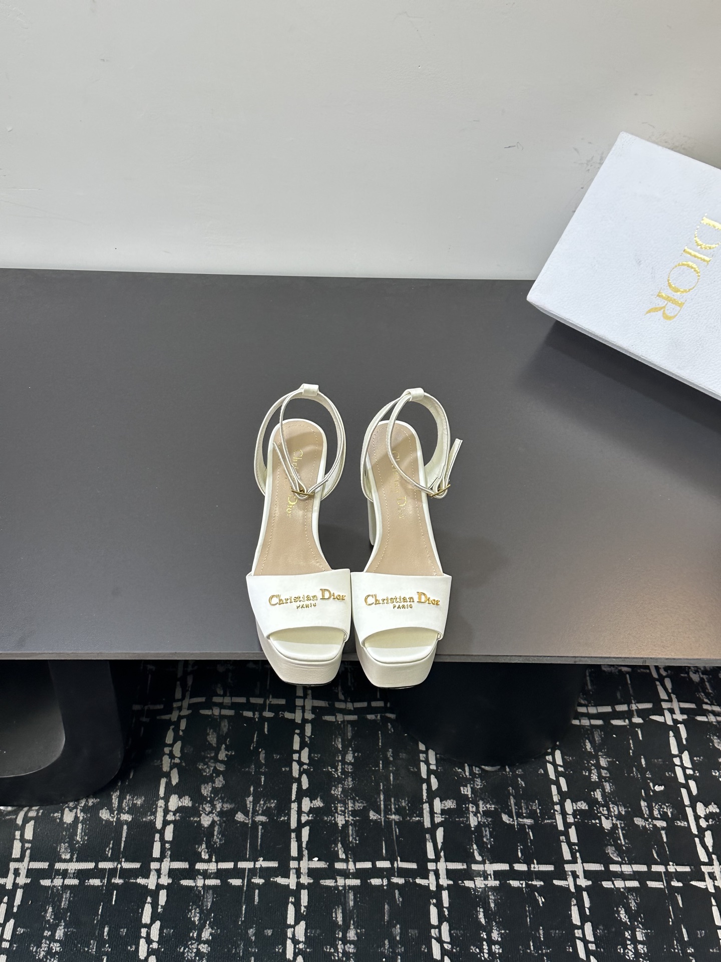 NO:724656,size 35-39 (customized for 40/41) Dior26WF new metal letter waterproof platform high-heeled sandals D's workshop ingenuity interprets a new chapter of luxury and elegance. This sandal is the finishing touch for occasion wear. The upper is made of glossy silk satin. The delicate texture reflects the soft halo like pearls and forms a luxurious echo with the gold metal letter plaque. The waterproof platform design integrates ergonomics. 8cm thick high heels are paired with 4cm waterproof platform design.  It not only elongates the golden ratio but also ensures a steady step. Whether it is paired with a floor-length skirt for dinner or paired with a suit skirt to interpret workplace elegance, it can use the avant-garde design of metallic luster and waterproof platforms. Every detail shows the advanced customization texture, becoming a must-have item that defines elegance. The fabric is made of original custom silk, and the lining of the toes is sheepskin. Italian imported leather outsole, high-heeled sandals, dior, dior, sandals, high heels, skirts, business  suit,sheepskin,real silk,gold,Leather soles19860909size35-39（40/41定制） Dior26WF新品金属字母防水台 高跟凉鞋 D家工坊匠心演绎奢雅新章 这款凉鞋堪称场合穿搭点睛之笔. 甄选光泽真丝缎面打造鞋面 细腻肌理折射珍珠般柔润光晕 与金色金属字母饰牌形成奢华呼应 防水台设计融合人体工学 8cm粗高跟搭配4cm防水台设计 既拉长黄金比例又保障稳健步履. 无论是搭配曳地长裙赴晚宴 还是衬以西装套裙诠释职场优雅 都能以金属光泽与防水台的前卫设计 每一处细节都彰显高级定制质感 成为定义优雅气场的必备单品. 面料采用原版定制真丝 内里踮脚均为羊皮 意大利进口真皮大底,高跟鞋凉鞋,dior,dior,sandals,high heels,skirts,business suit,sheepskin,real silk,gold,Leather soles,Women's Shoes