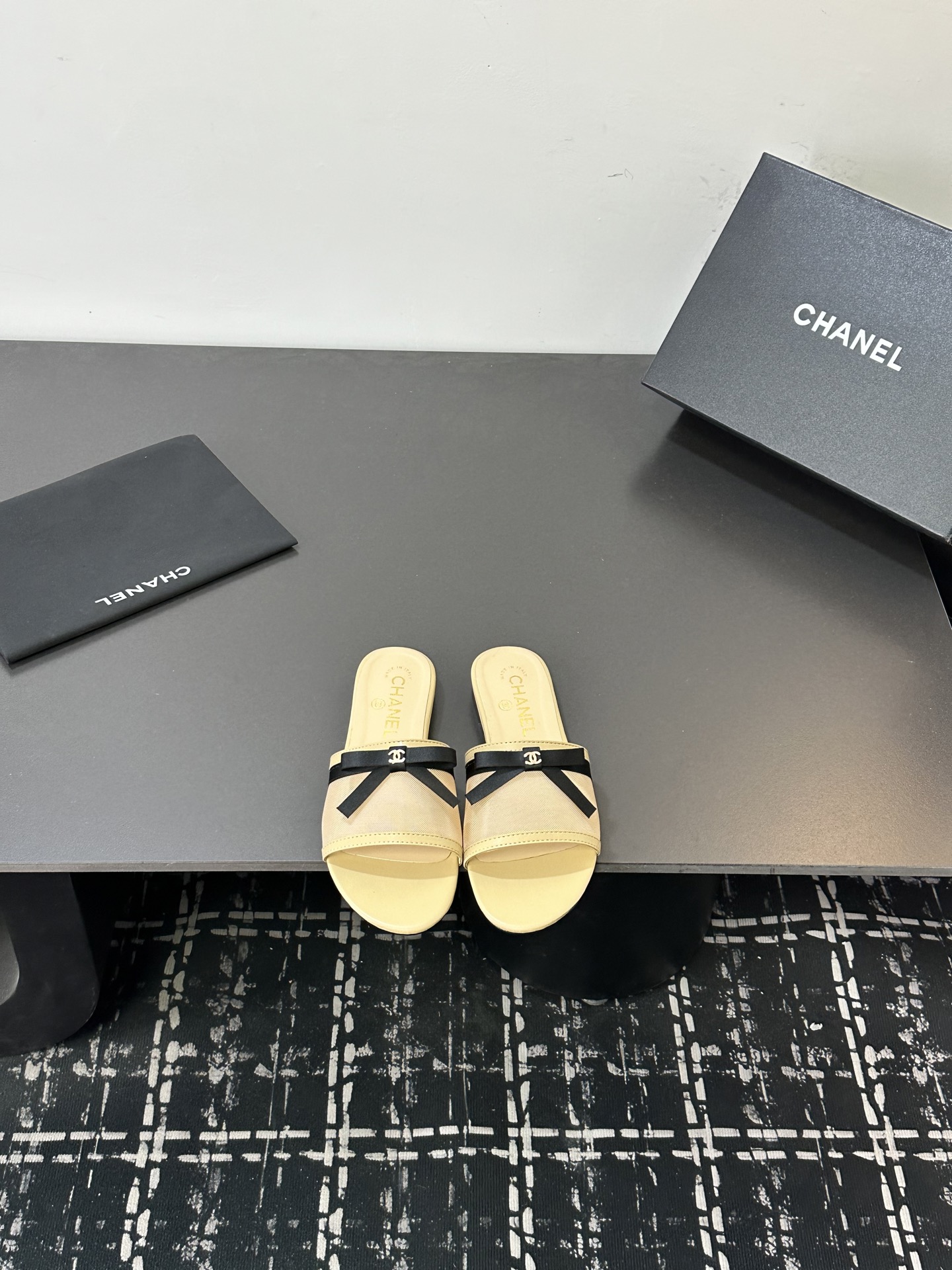 NO:724609,26Ss new Chanel Xiaoxiang mesh bow one-line sandals. The classic bow and mesh design bring out the atmosphere of a fugitive princess!  The simple one-line belt is combined with transparent mesh, and the bow decoration is exquisite and smart. It instantly unlocks the freshness and refinement of first love when worn on the feet. It exudes charming French elegance in any outfit!  Original custom mesh upper, sheepskin lining, Italian genuine leather outsole, size 35-39 (40, 41 customized, non-returnable), slippers, chanel, chanel, slippers, sheepskin, Leather soles1986090926Ss新款Chanel香奈儿小香网纱蝴蝶结一字凉拖鞋 经典蝴蝶结搭配网纱设计,把在逃公主的氛围感拉满！简约一字带糅合通透网纱,蝴蝶结缀饰精致又灵动,上脚瞬间解锁初恋般的清新脱俗,随便一搭都透着迷人的法式优雅！ 鞋面原版定制网纱 内里羊皮 鞋底意大利真皮大底 码数35-39（40、41定制不退换）,拖鞋,chanel,chanel,slippers,sheepskin,Leather soles,Women's Shoes