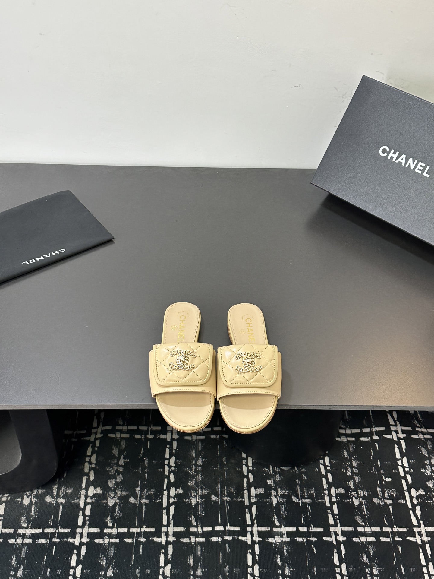 NO:724660,Chanel 26C new double C slippers!  This season's Mi'er looks so good when she drags her feet up, making her feet look huge and slender. They are so gray and so classy!  Sheepskin upper, sheepskin lining, leather outsole, flat bottom Size: 35-39 (ordered at 40/41), slippers, chanel, slippers, sheepskin, Leather soles19860909Chanel 26C新款双C拖鞋！ 这一季的蜜儿拖上脚太好看了 上脚巨显细长 灰常滴高级！ 鞋面羊皮 内里羊皮 真皮大底 平底 Size:35-39（40/41订）,拖鞋,chanel,slippers,sheepskin,Leather soles,Women's Shoes