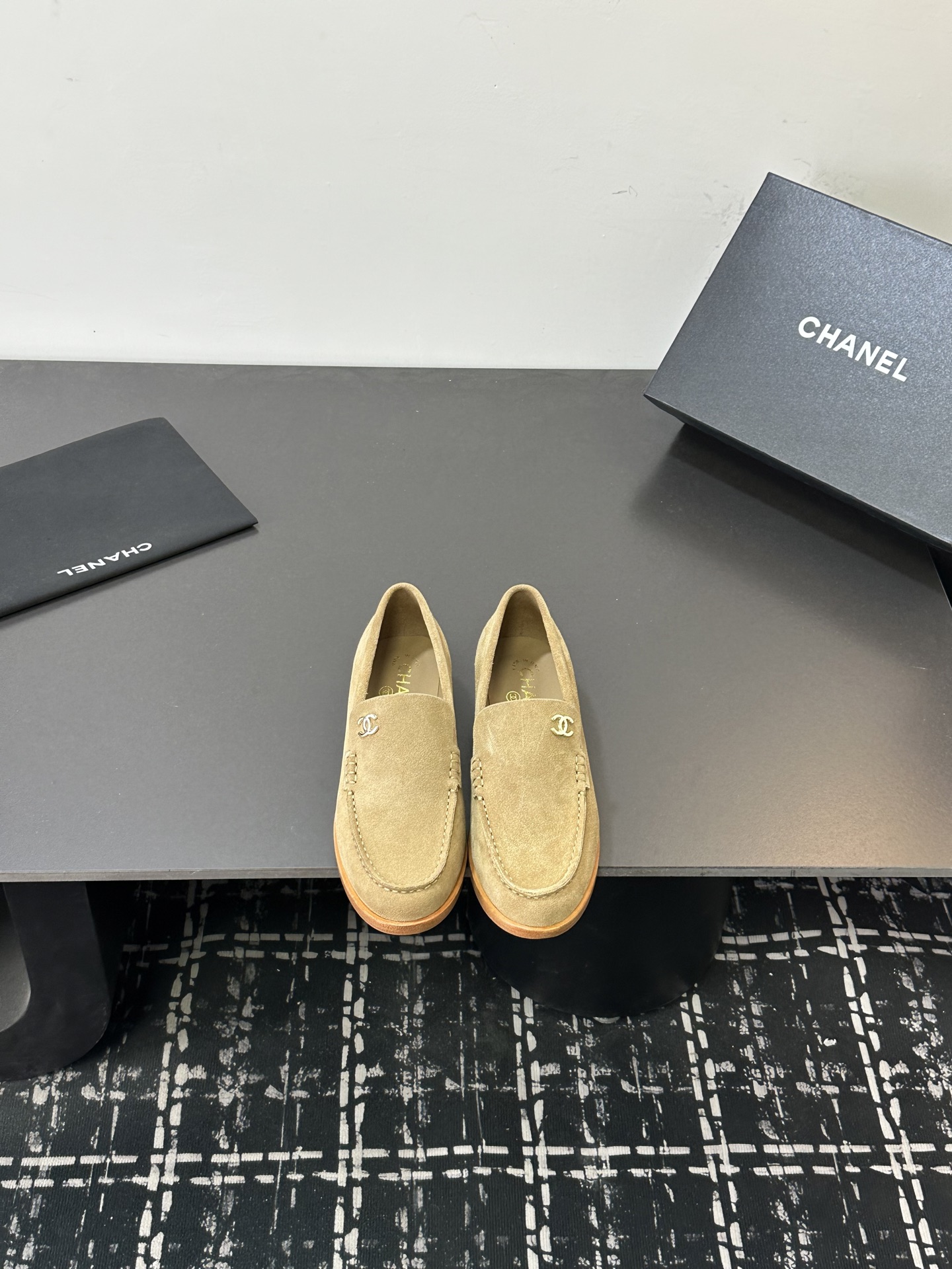 NO:724655,CHANE* | Lovers of Xiaoxiang Grandma’s 26C British-style double-C Loaf sandals must not miss this model. It has a more neutral and handsome temperament. The double-C hardware buckle looks particularly delicate. It is easy to slip on and take off!  The upper is made of imported open-edge beaded cowhide, the inner foot pad is made of silk sheepskin, the Italian imported cowhide outsole is 35-39 (customized 40-41), loafers and half slippers, chanel, loafers, sandals, cowhide, sheepskin19860909CHANE* ｜小香奶奶26C英伦风双C乐福凉鞋爱好者绝不能错过 这款气质上更中性帅气几分 双C五金扣 显得格外精致 一脚蹬 穿脱真的不要太方便！ 鞋面采用进口开边珠牛皮 内里垫脚采用丝绸羊皮 意大利进口牛皮大底 35-39（40-41定做）,乐福鞋半拖,chanel,loafers,sandals,cowhide,sheepskin,Women's Shoes