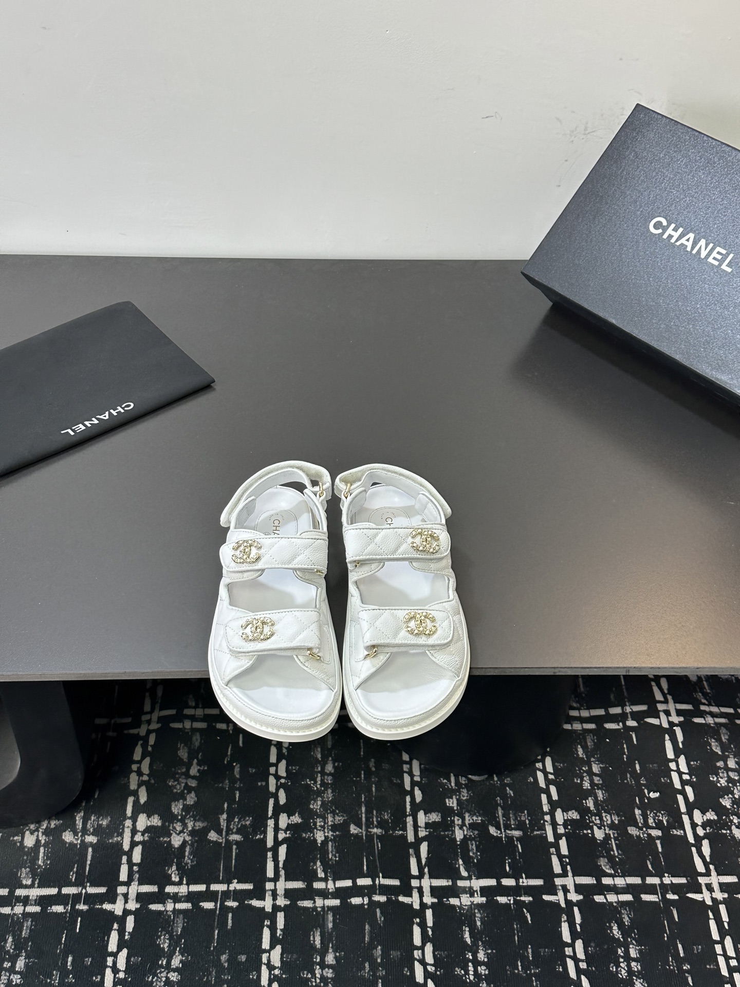 NO:724644,Rubber sole version 2026 spring and summer latest fabrics - the counter mainly promotes the new color series of Velcro beach sandals. ★★★★★ Many celebrities and Internet celebrities have worn it. It is a versatile series popularized by domestic and foreign bloggers. It is a must-have sandal for spring and summer wardrobes. The upper is imported super soft sheepskin. The lining: imported crystal sheepskin lining. The original outsole is molded and customized with rubber sole. Shoe size: 35-39 (40, 41, 42 are not returnable or exchangeable when customized).  Delivery to the latest luxury counters with simultaneous packaging of rubber soles, slippers, sandals, slippers, sheepskin19860909橡胶底版本 2026春夏最新面料——专柜主推魔术贴沙滩凉鞋新色系列上新 ★★★★★ 众多明星网红上脚,国内外博主刷爆的一个百搭系列,春夏衣橱搭配必备 凉鞋首选. 鞋面进口超柔羊皮  内里: 进口水晶羊皮内里 大底原版开模定制橡胶底 鞋码: 35-39（40、41、42定做不退换） 配送豪华最新专柜同步包装 橡胶底,拖鞋凉鞋,sandals,slippers,sheepskin,Women's Shoes