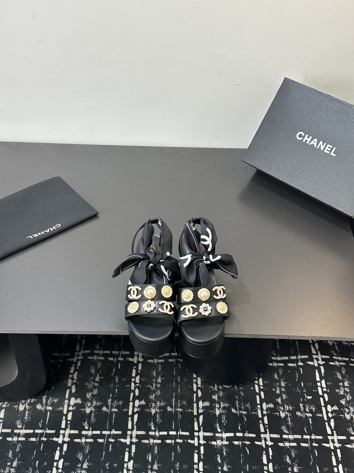 NO:724626,2026★★★★★ Many celebrities and internet celebrities are on their feet, a versatile series popularized by domestic and foreign bloggers, a must-have for spring and summer wardrobes. Xiangjia exclusive upper cowhide lining: imported crystal sheepskin lining outsole original molded custom rubber outsole Shoe size: 35-39 (40, 41, customized, non-returnable), sandals, chanel, sandals, cowhide, sheepskin198609092026★★★★★ 众多明星网红上脚,国内外博主刷爆的一个百搭系列,春夏衣橱搭配必备 首选.香家专属 鞋面牛皮  内里: 进口水晶羊皮内里 大底原版开模定制橡胶大底 鞋码: 35-39（40、41、定做不退换）,凉鞋,chanel,sandals,cowhide,sheepskin,Women's Shoes