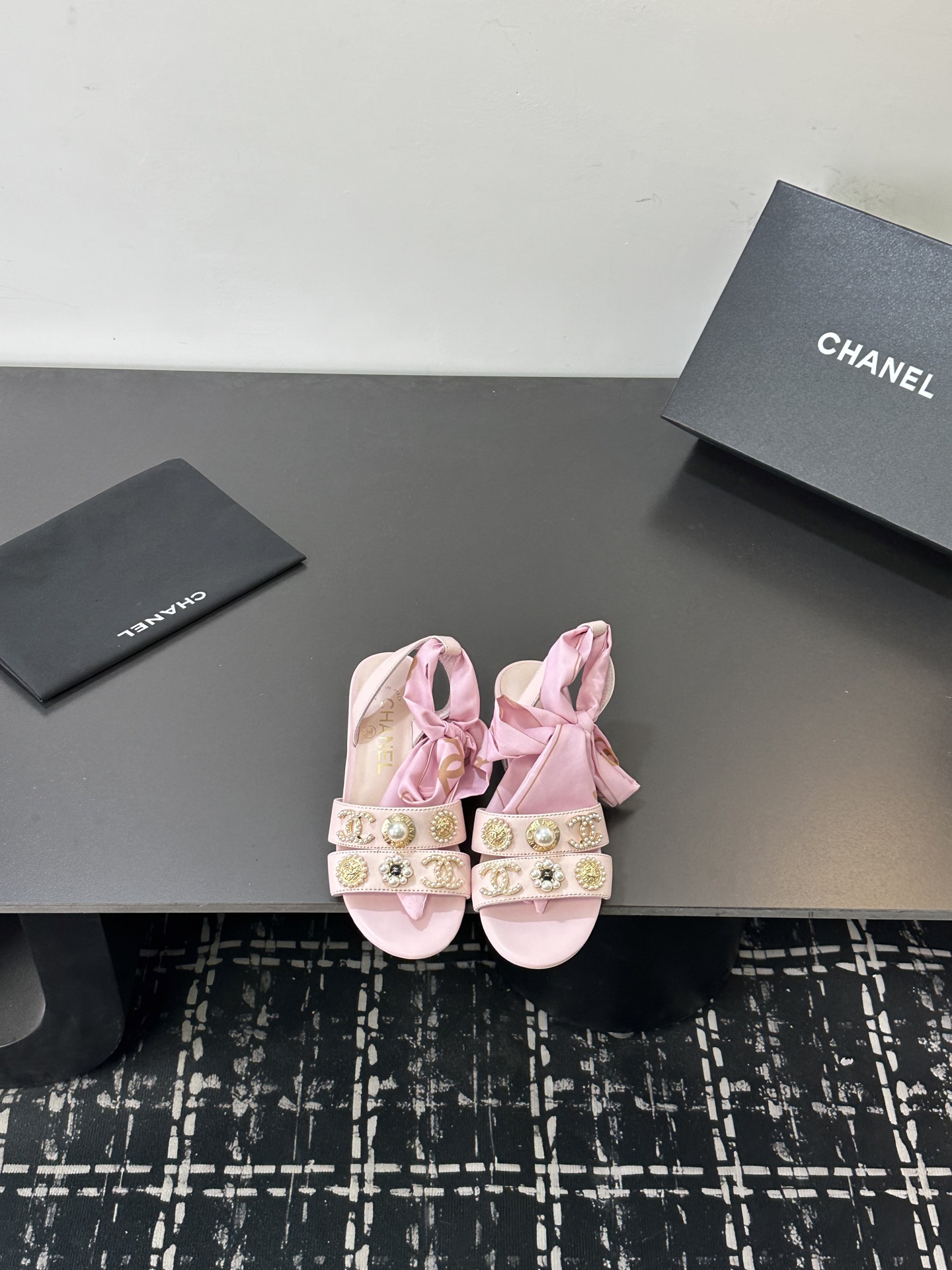 NO:724620,2026★★★★★ Many celebrity internet celebrities are on their feet, a versatile series popularized by domestic and foreign bloggers, a must-have for spring and summer wardrobes. Xiangjia exclusive upper cowhide lining: imported crystal sheepskin lining outsole original molded custom leather outsole Shoe size: 35-39 (40, 41, custom-made, non-refundable), sandals, chanel, sandals, cowhide, sheepskin, Leather soles198609092026★★★★★ 众多明星网红上脚,国内外博主刷爆的一个百搭系列,春夏衣橱搭配必备 首选.香家专属 鞋面牛皮  内里: 进口水晶羊皮内里 大底原版开模定制真皮大底 鞋码: 35-39（40、41、定做不退换）,凉鞋,chanel,sandals,cowhide,sheepskin,Leather soles,Women's Shoes