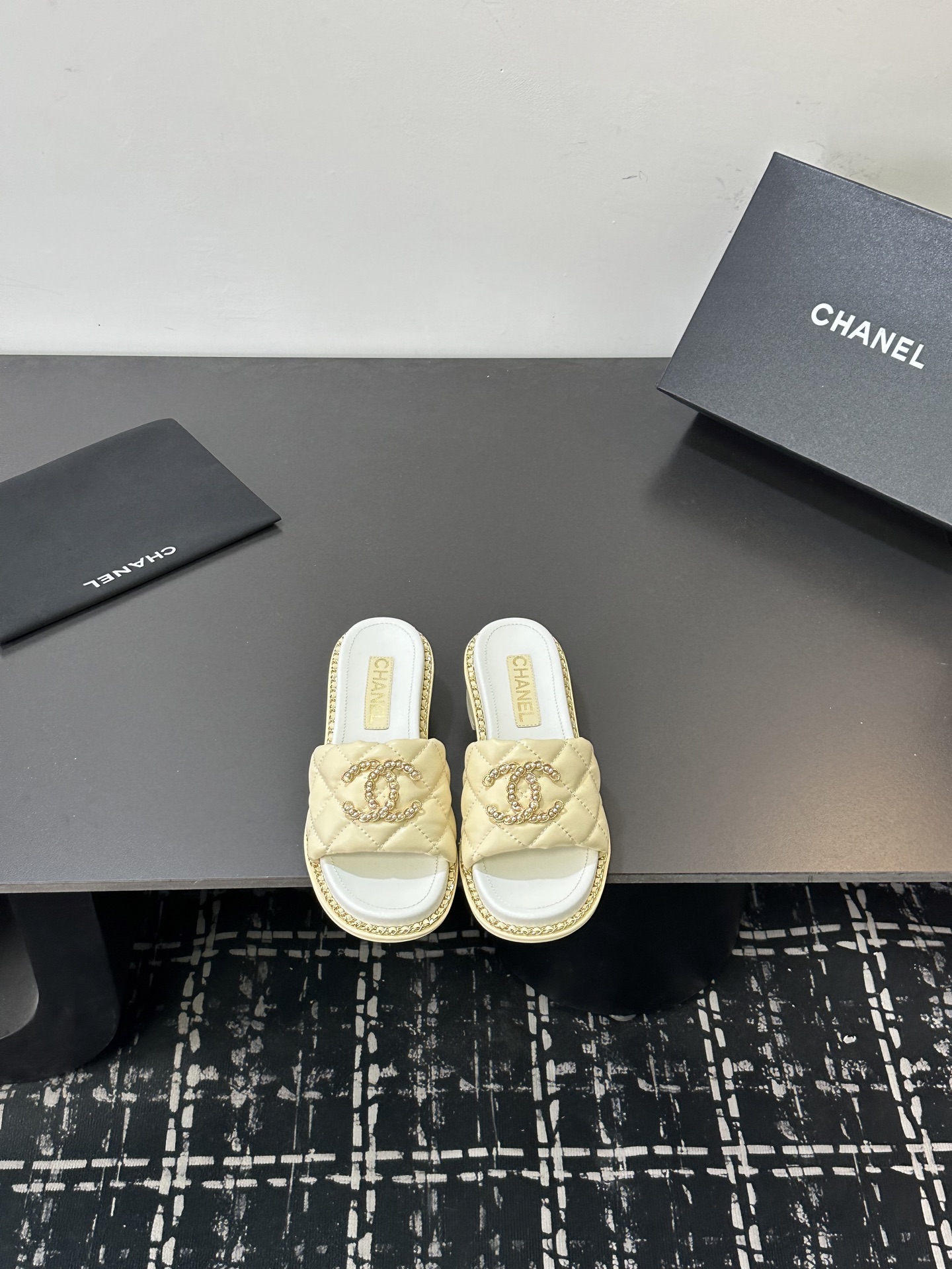 NO:724614,2026★★★★★ Many celebrities and Internet celebrities are on their feet, a versatile series popularized by domestic and foreign bloggers, a must-have for spring and summer wardrobes. Xiangjia exclusive upper sheepskin lining: imported crystal sheepskin lining outsole original molded custom leather outsole Shoe size: 35-39 (40, 41, customized non-refundable), slippers, chanel, slippers, sheepskin, Leather soles198609092026★★★★★ 众多明星网红上脚,国内外博主刷爆的一个百搭系列,春夏衣橱搭配必备 首选.香家专属 鞋面羊皮  内里: 进口水晶羊皮内里 大底原版开模定制真皮大底 鞋码: 35-39（40、41、定做不退换）,拖鞋,chanel,slippers,sheepskin,Leather soles,Women's Shoes