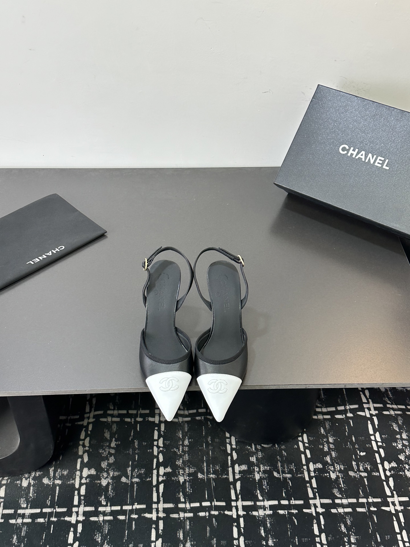 NO:724608,26ss spring and summer new Chanel Chanel small fragrant pointed toe double color block back empty high-heeled sandals classic double C buckle high heels Pointed toe design: elegant and slimming, elongating the leg line, sweet and cute, adding female charm High-heeled design: tall and slimming, showing elegance, versatile and durable, suitable for various occasions Paired with business attire, showing the elegance and ability of working women Paired with evening dresses, become the focus of the audience Paired with dresses, showing a romantic and feminine side Paired with jeans, you can easily control the casual style  Whether it is daily commuting or attending a party, it allows you to cope easily and show elegance. Sheepskin upper, cowhide lining, heel height 8.5cm, Italian leather outsole, size 35-39 (40.41.42. Large size customization is non-returnable), sandals, chanel, chanel, sandals, high heels, skirts, jeans, cowhide, sheepskin, Leather soles1986090926ss春夏新款Chanel香奈儿 小香尖头双拼色后空高跟凉鞋经典双C扣高跟鞋 尖头设计:优雅显瘦,拉长腿部线条,甜美可爱,增添女性魅力高跟设计:显高显瘦,展现优雅气质百搭耐看,适合各种场合 搭配职业装,展现职场女性的优雅与干练搭配晚礼服,成为全场焦点 搭配连衣裙,展现浪漫柔美的一面搭配牛仔裤,轻松驾驭休闲风格 无论是日常通勤还是参加派对,它都能让你轻松应对,展现优雅气质 鞋面羊皮 内里垫脚牛皮 跟高8.5cm 鞋底意大利真皮大底 码数35-39（40.41.42.大码定做不退换）,凉鞋,chanel,chanel,sandals,high heels,skirts,jeans,cowhide,sheepskin,Leather soles,Women's Shoes