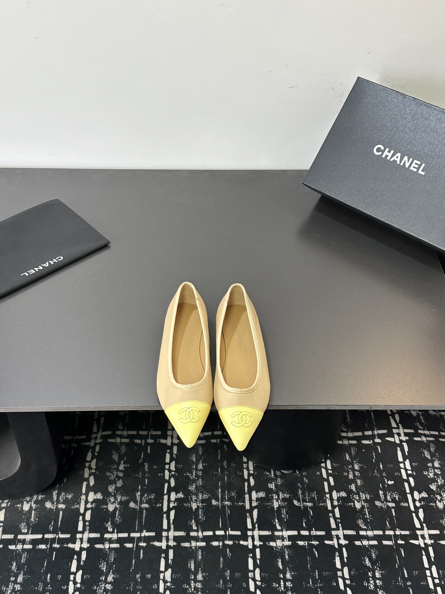 NO:724604,26ss spring and summer new Chanel Chanel small fragrant pointed toe double color block back empty high-heeled sandals classic double C buckle high heels Pointed toe design: elegant and slimming, elongating the leg line, sweet and cute, adding female charm High-heeled design: tall and slimming, showing elegance, versatile and durable, suitable for various occasions Paired with business attire, showing the elegance and ability of working women Paired with evening dresses, become the focus of the audience Paired with dresses, showing a romantic and feminine side Paired with jeans, you can easily control the casual style  Whether it is daily commuting or attending a party, it allows you to cope easily and show elegance. Sheepskin upper, cowhide lining, Italian leather outsole, size 35-39 (40.41.42. Large size customization is non-returnable), single shoes, chanel, chanel, sandals, heels, skirts, jeans, cowhide, sheepskin, Leather soles1986090926ss春夏新款Chanel香奈儿 小香尖头双拼色后空高跟凉鞋经典双C扣高跟鞋 尖头设计:优雅显瘦,拉长腿部线条,甜美可爱,增添女性魅力高跟设计:显高显瘦,展现优雅气质百搭耐看,适合各种场合 搭配职业装,展现职场女性的优雅与干练搭配晚礼服,成为全场焦点 搭配连衣裙,展现浪漫柔美的一面搭配牛仔裤,轻松驾驭休闲风格 无论是日常通勤还是参加派对,它都能让你轻松应对,展现优雅气质 鞋面羊皮 内里垫脚牛皮 鞋底意大利真皮大底 码数35-39（40.41.42.大码定做不退换）,单鞋,chanel,chanel,sandals,high heels,skirts,jeans,cowhide,sheepskin,Leather soles,Women's Shoes