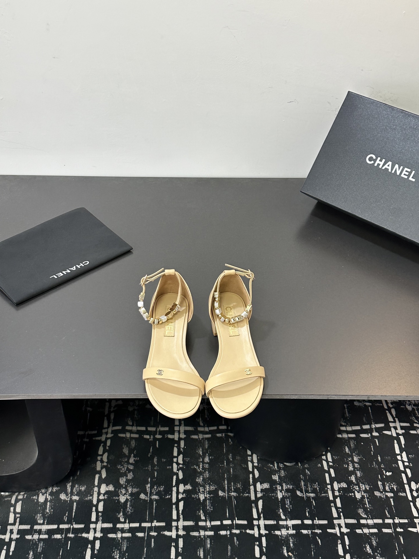 NO:724599,2026★★★★★ Many celebrities and Internet celebrities are on their feet, a versatile series popularized by domestic and foreign bloggers, a must-have for spring and summer wardrobes. Xiangjia exclusive upper sheepskin lining: imported crystal sheepskin lining outsole original molded custom leather outsole Shoe size: 35-39 (40, 41, customized non-refundable), sandals, chanel, sandals, sheepskin, Leather soles198609092026★★★★★ 众多明星网红上脚,国内外博主刷爆的一个百搭系列,春夏衣橱搭配必备 首选.香家专属 鞋面羊皮  内里: 进口水晶羊皮内里 大底原版开模定制真皮大底 鞋码: 35-39（40、41、定做不退换）,凉鞋,chanel,sandals,sheepskin,Leather soles,Women's Shoes