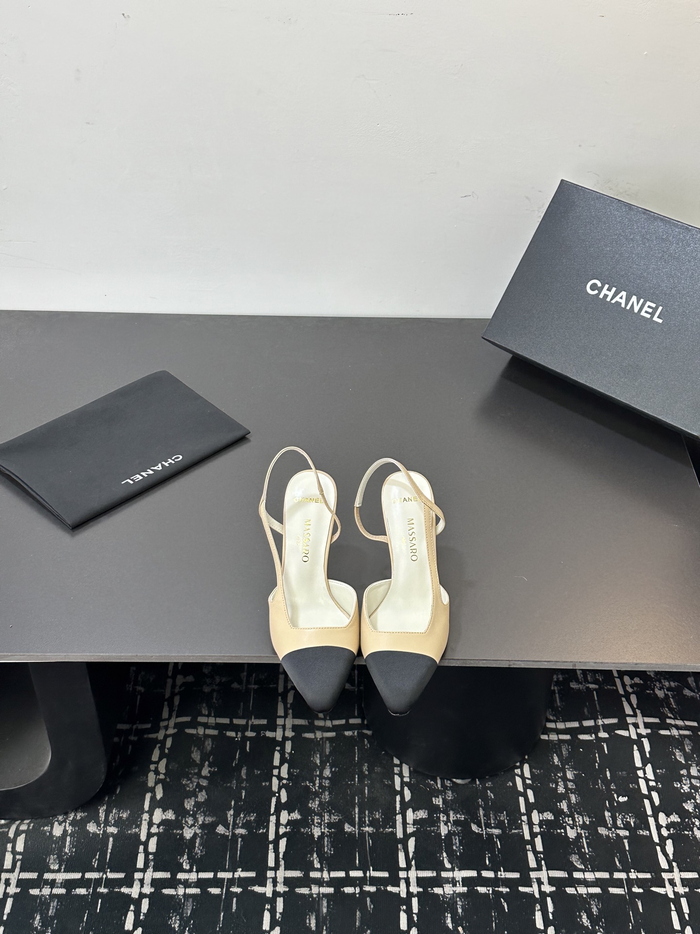 NO:724596,26ss spring and summer new Chanel Chanel small fragrant pointed toe double color block back high-heeled sandals. Pointed toe design: elegant and slimming, elongating the leg line, sweet and cute, adding female charm. High-heeled design: tall and slimming, showing elegant temperament. Versatile and durable, suitable for various occasions. Paired with professional attire, showing the elegance and ability of working women. Paired with evening gowns, become the focus of the audience. Paired with dresses, show a romantic and feminine side. Paired with jeans, you can easily control the casual style.  Whether it is daily commuting or attending a party, it can make it easy for you to cope with it and show your elegance. Sheepskin upper, cowhide lining, Italian leather outsole, size 35-39 (40.41. Large size customization is non-returnable), sandals, chanel, chanel, sandals, skirts, jeans, cowhide, sheepskin, Leather soles1986090926ss春夏新款Chanel香奈儿 小香尖头双拼色后空高跟凉鞋 尖头设计:优雅显瘦,拉长腿部线条,甜美可爱,增添女性魅力高跟设计:显高显瘦,展现优雅气质百搭耐看,适合各种场合 搭配职业装,展现职场女性的优雅与干练搭配晚礼服,成为全场焦点 搭配连衣裙,展现浪漫柔美的一面搭配牛仔裤,轻松驾驭休闲风格 无论是日常通勤还是参加派对,它都能让你轻松应对,展现优雅气质 鞋面羊皮 内里垫脚牛皮 鞋底意大利真皮大底 码数35-39（40.41.大码定做不退换）,凉鞋,chanel,chanel,sandals,skirts,jeans,cowhide,sheepskin,Leather soles,Women's Shoes