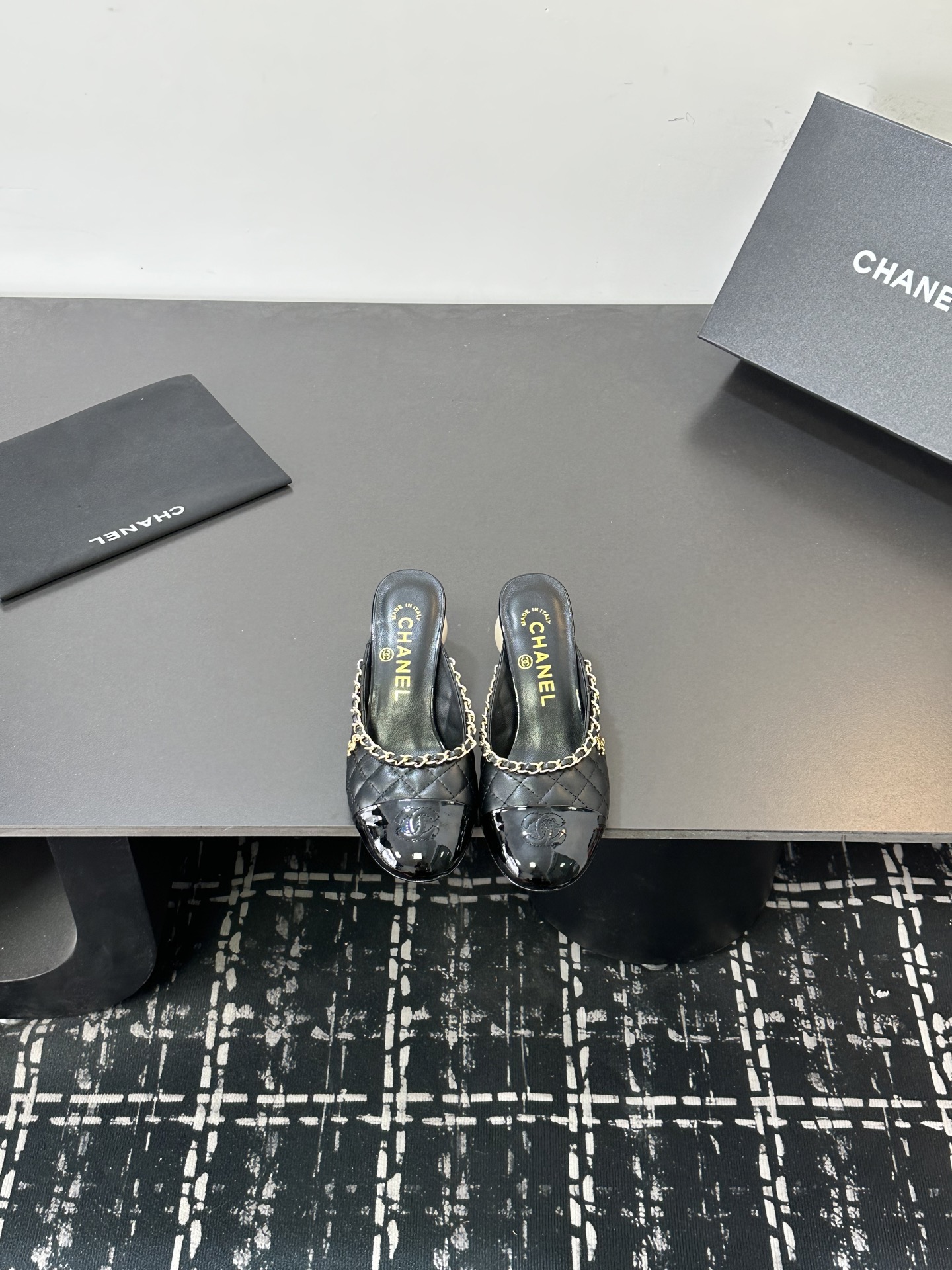 NO:724592,2025★★★★★ Many celebrities and internet celebrities are on their feet, a versatile series popularized by domestic and foreign bloggers, a must-have for spring and summer wardrobes. Xiangjia exclusive upper sheepskin lining: imported crystal sheepskin lining outsole original molded custom leather outsole Shoe size: 35-39 (40, 41, custom-made, non-returnable), half-drag, chanel, sheepskin, Leather soles198609092025★★★★★ 众多明星网红上脚,国内外博主刷爆的一个百搭系列,春夏衣橱搭配必备 首选.香家专属 鞋面羊皮  内里: 进口水晶羊皮内里 大底原版开模定制真皮大底 鞋码: 35-39（40、41、定做不退换）,半拖,chanel,sheepskin,Leather soles,Women's Shoes