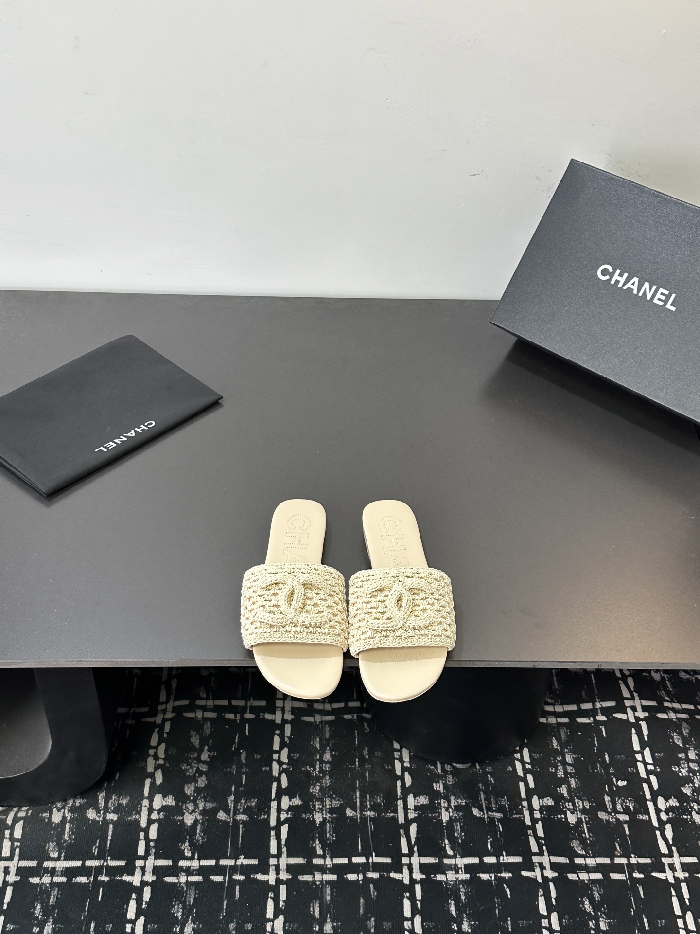 NO:724588,CHANE*｜Xiaoxiang 24P new product knitted double C flat slippers, a must-have slipper series in summer, the upper is made of original customized material, the lining is silk sheepskin, Italian imported cowhide outsole, size 35-39 (customized 40/41), slippers, chanel, slippers, cowhide, sheepskin19860909CHANE*｜小香24P新品 针织双C平底拖鞋 夏天一定要入的凉拖系列 鞋面采用原版定制材质 内里垫脚是丝绸羊皮 意大利进口牛皮大底 码数35-39（40/41定制）,拖鞋,chanel,slippers,cowhide,sheepskin,Women's Shoes