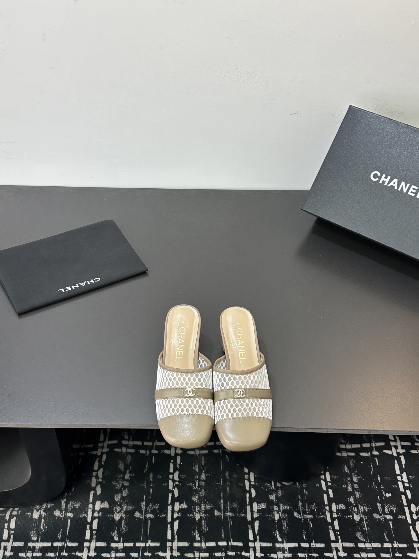 NO:724584,2026★★★★★ Many celebrities and Internet celebrities are on their feet, a versatile series popularized by domestic and foreign bloggers, a must-have for spring and summer wardrobes. Xiangjia exclusive upper sheepskin lining: imported crystal sheepskin lining outsole original molded custom leather outsole Shoe size: 35-39 (40, 41, custom-made, non-returnable), half-drag, chanel, sheepskin, Leather soles198609092026★★★★★ 众多明星网红上脚,国内外博主刷爆的一个百搭系列,春夏衣橱搭配必备 首选.香家专属 鞋面羊皮  内里: 进口水晶羊皮内里 大底原版开模定制真皮大底 鞋码: 35-39（40、41、定做不退换）,半拖,chanel,sheepskin,Leather soles,Women's Shoes