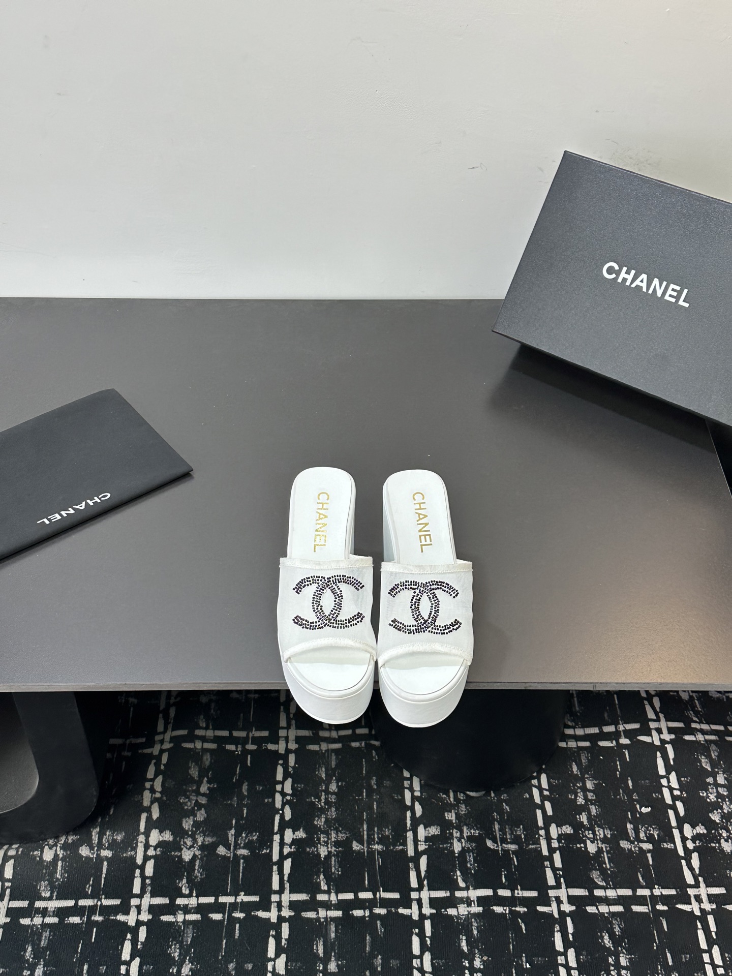 NO:724576,CHANEL｜26s Chanel Xiaoxiang classic spring and summer new product Double C thick water platform thick sole platform sole wool mesh sandals This season’s spring style is really loved!  The mesh is looming, sexy yet sweet~ You can easily control it when shopping, dating, or commuting! Pair it with a skirt or jeans, and you will be extremely fashionable! The fabric is made of original customized materials. The inner pads are all sheepskin. Italian imported genuine leather outsole size 35-39 (customized 40/41), slippers, chanel, chanel, sandals, slippers, skirts, jeans, sheepskin, Leather soles19860909CHANEL｜26s香奈儿小香经典春夏新品 双C厚水台厚底松糕底毛线网面凉鞋 这一季的春款真的太爱了！ 网纱若隐若现 性感又不失甜美~ 逛街、约会、通勤都都能轻松驾驭!搭配裙子或牛仔裤,时尚感爆棚! 面料采用原版定制材质 内里垫脚均为羊皮 意大利进口真皮大底 size35-39（40/41定制）,拖鞋,chanel,chanel,sandals,slippers,skirts,jeans,sheepskin,Leather soles,Women's Shoes