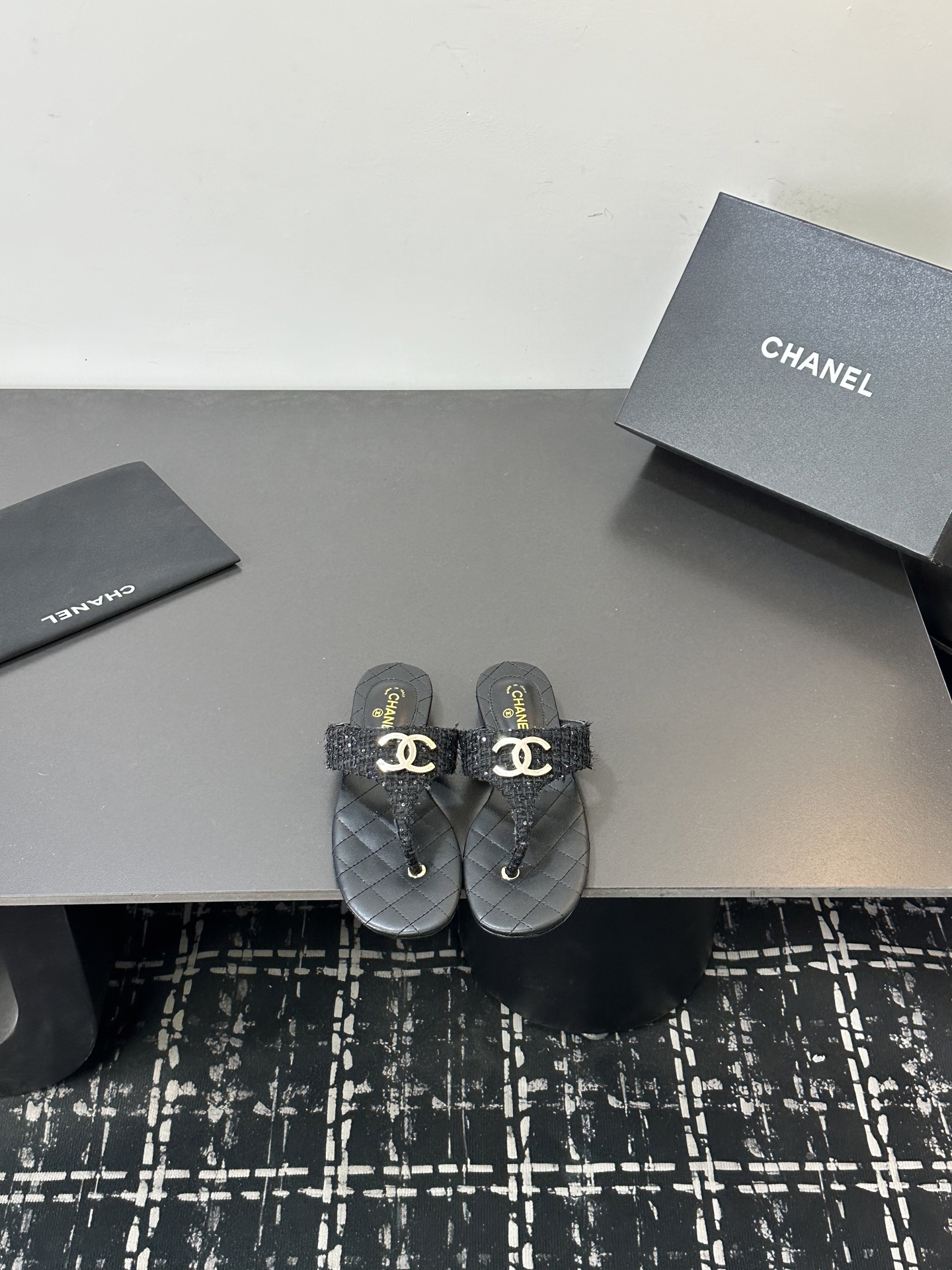 NO:724572,2026★★★★★ Many celebrities and Internet celebrities are on their feet, a versatile series popularized by domestic and foreign bloggers, a must-have for spring and summer wardrobes. Xiangjia exclusive upper satin lining: imported crystal sheepskin lining outsole original molded custom leather outsole Shoe size: 35-39 (40, 41, customized non-refundable), split-toe shoes, chanel, sheepskin, silk fabric, Leather soles198609092026★★★★★ 众多明星网红上脚,国内外博主刷爆的一个百搭系列,春夏衣橱搭配必备 首选.香家专属 鞋面绸缎  内里: 进口水晶羊皮内里 大底原版开模定制真皮大底 鞋码: 35-39（40、41、定做不退换）,分趾鞋,chanel,sheepskin,silk fabric,Leather soles,Women's Shoes