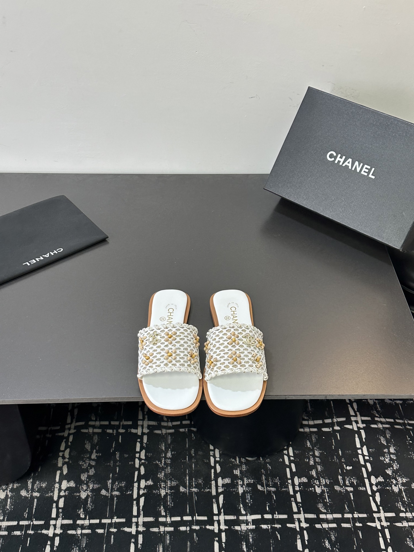 NO:724568,2025★★★★★ Many celebrities and Internet celebrities are on their feet. This is a versatile series popularized by domestic and foreign bloggers. It is the first choice for spring and summer wardrobe must-have sandals. Designed exclusively by Xiangjia. Upper sheepskin lining: Imported crystal sheepskin lining. Outsole original molded custom leather sole. Shoe size: 35-39 (40, 41, custom-made, non-refundable). Delivery of luxurious and latest counters with simultaneous packaging, slippers, chanel, slippers, sheepskin.198609092025★★★★★ 众多明星网红上脚,国内外博主刷爆的一个百搭系列,春夏衣橱搭配必备 凉拖首选.设计香家专属 鞋面羊皮  内里: 进口水晶羊皮内里 大底原版开模定制真皮底 鞋码: 35-39（40、41、定做不退换） 配送豪华最新专柜同步包装,拖鞋,chanel,slippers,sheepskin,Women's Shoes