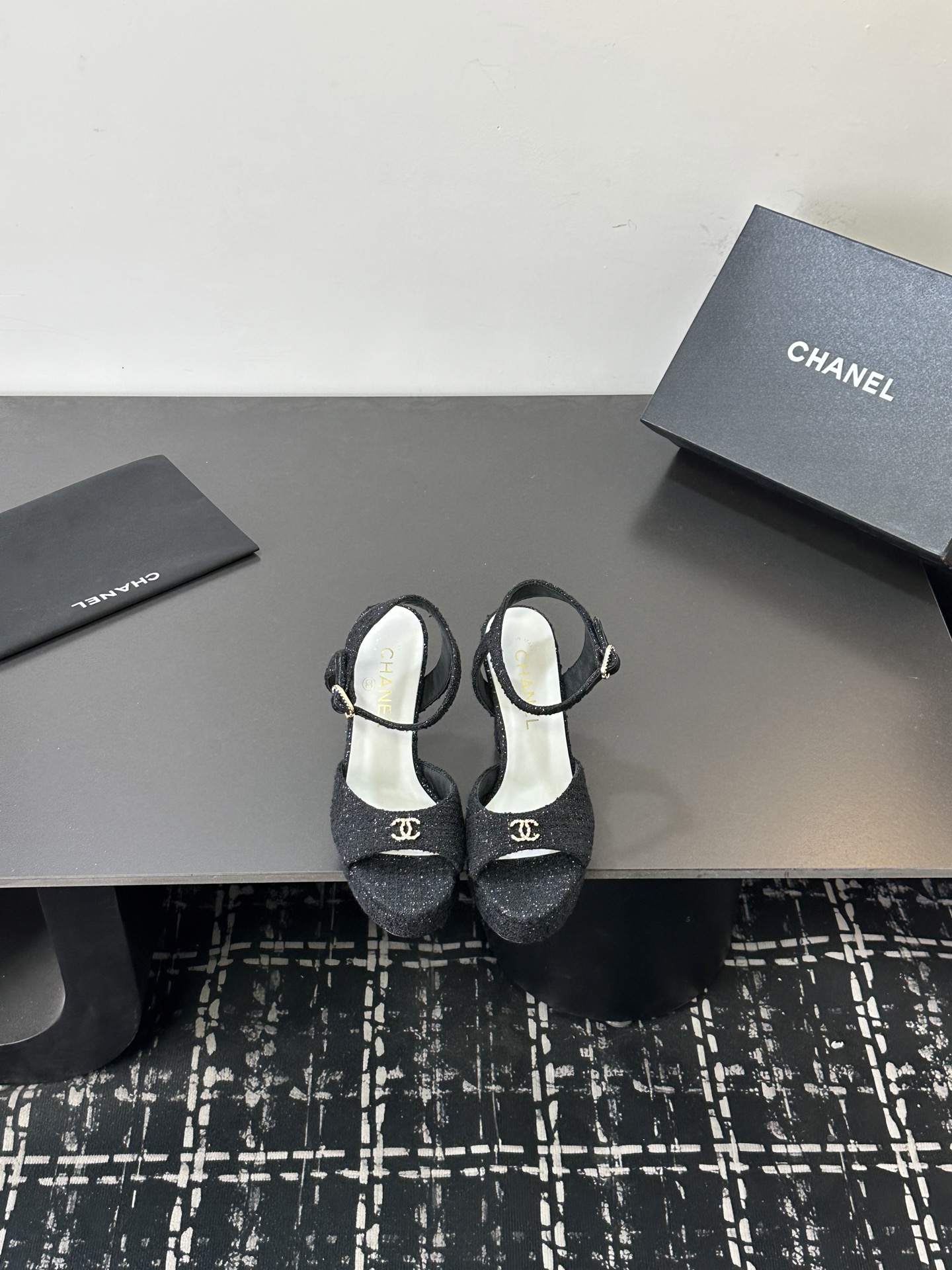 NO:724602,2026★★★★★ Many celebrity internet celebrities are on their feet, a versatile series popularized by domestic and foreign bloggers, a must-have for spring and summer wardrobes. Exclusive to Xiangjia, upper sheepskin lining: imported crystal sheepskin lining, original molded custom leather outsole, shoe size: 35-39 (40, 41, custom-made, non-returnable), high-heeled sandals, chanel, sandals, high heels, sheepskin, Leather soles198609092026★★★★★ 众多明星网红上脚,国内外博主刷爆的一个百搭系列,春夏衣橱搭配必备 首选.香家专属 鞋面羊皮  内里: 进口水晶羊皮内里 大底原版开模定制真皮大底 鞋码: 35-39（40、41、定做不退换）,高跟鞋凉鞋,chanel,sandals,high heels,sheepskin,Leather soles,Women's Shoes