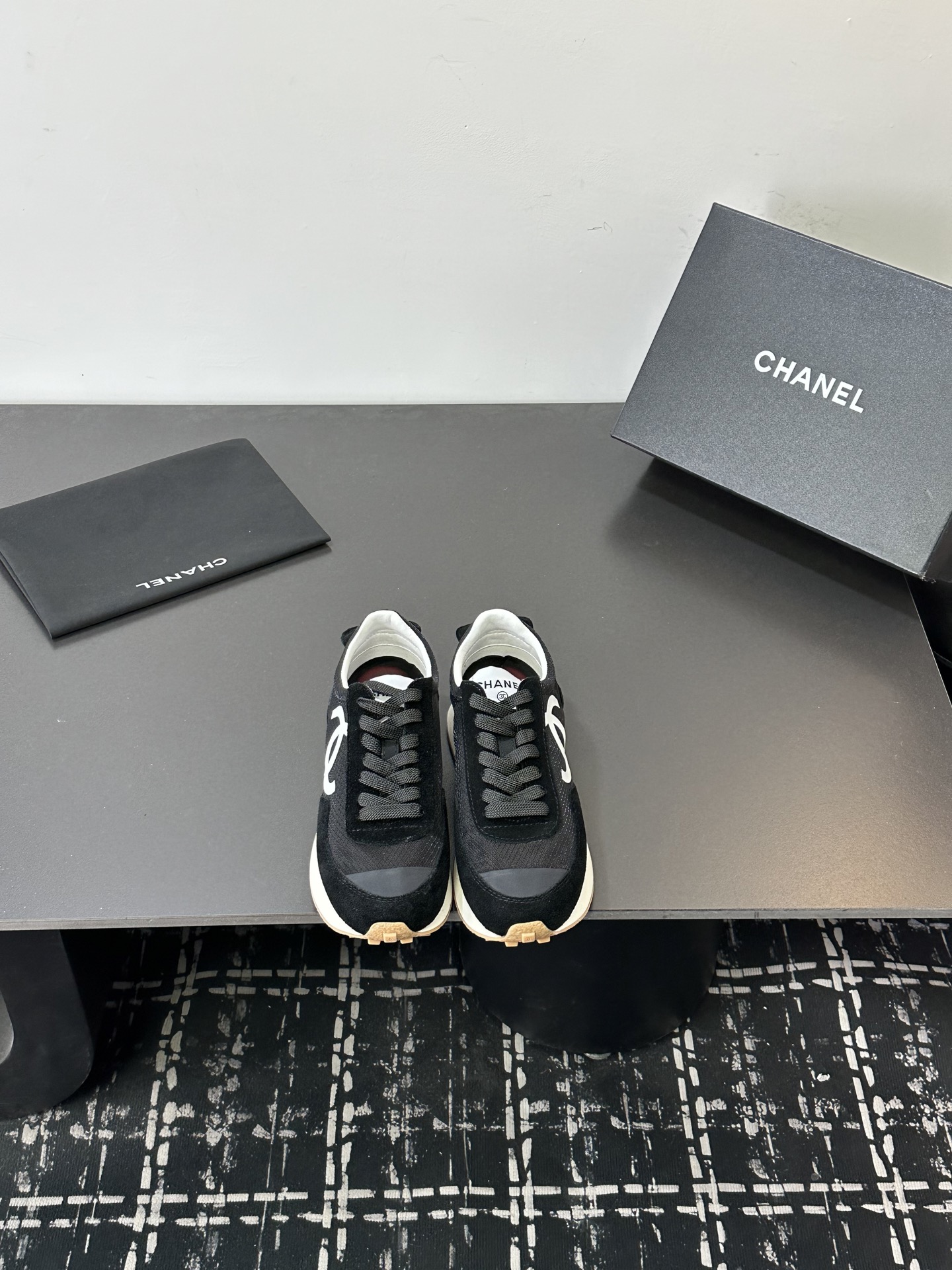 NO:724595,Size: Female 35–40 Chanel fragrant granny panda shoes!  2026 counter top casual sports shoes This classic design; the upper is in the style of electric embroidery with various techniques; the outsole is fashionable and sporty; it incorporates a variety of color matching elements... The diversified mix and match is very good-looking and versatile, casual, fashionable, sports, and outdoor can be taken into account... Go material The upper is made of original mercerized cow suede + original mesh + original first-layer cowhide. The lining is made of sheepskin lining. The outsole is based on  Original wear-resistant velvet combination outsole, casual shoes/sports shoes, chanel, sneakers, cowhide, sheepskin19860909Size:女35–40 Chanel香奶奶熊猫鞋！2026专柜顶级休闲款运动鞋 这款经典设计；鞋面多种工艺电绣的风格；大底却时尚运动；不平凡的拥入了多种配色元素…… 多元化混搭非常好看百搭,休闲,时尚,运动,户外都能兼顾…… Go 材料 鞋面采用 原版丝光牛反绒+原版网面+原版头层牛皮 内里采用 羊皮里 大底根据 原版耐磨绒组合大底,休闲鞋/运动鞋,chanel,sneakers,cowhide,sheepskin,Women's Shoes