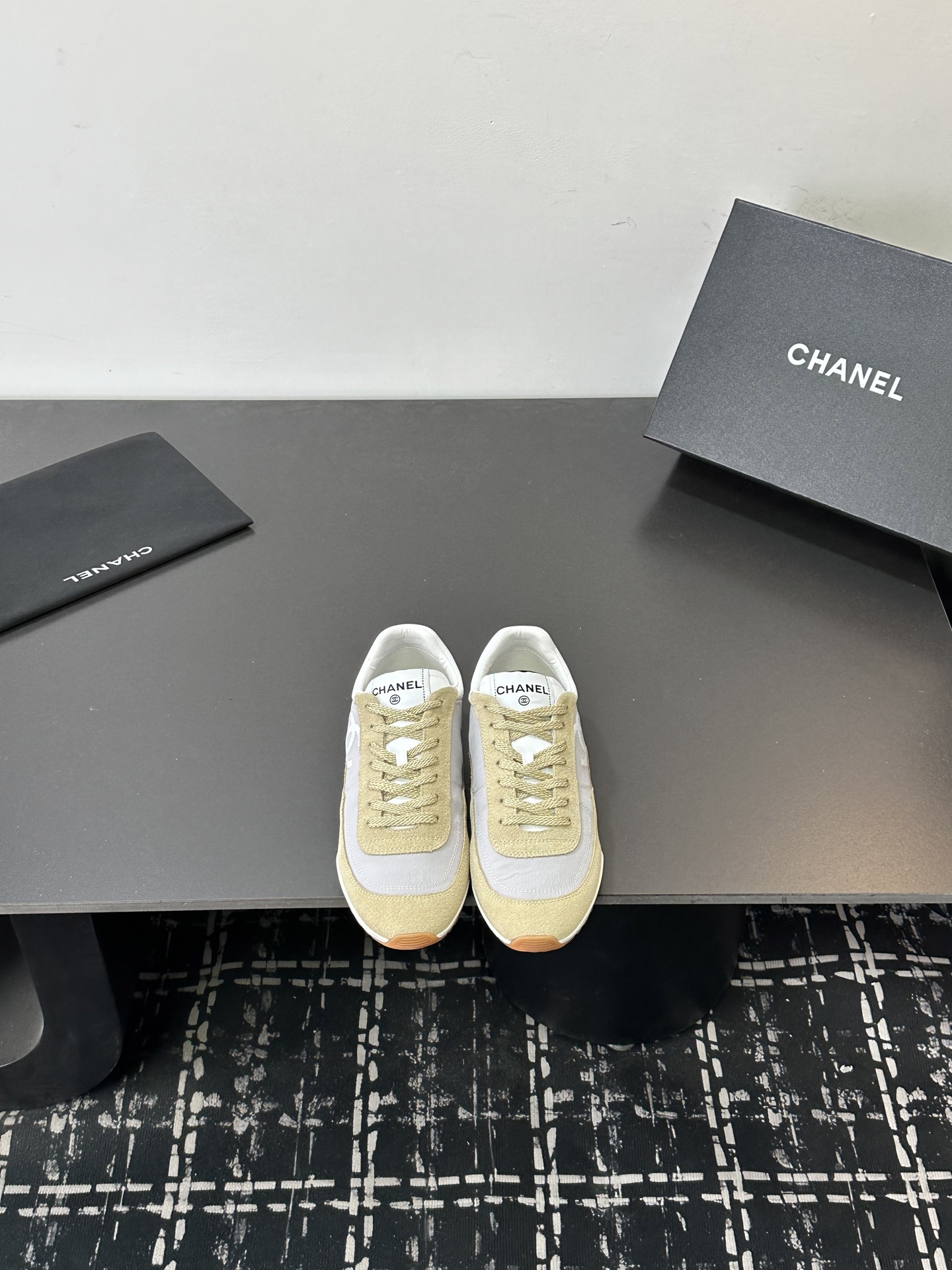 NO:724598,Size: Female 35–41 Chanel Fragrant Grandma Panda Shoes!  2026 counter's top casual sports shoes, this classic design; the upper is in the style of electric embroidery with various techniques; the outsole is fashionable and sporty; the unusual inclusion of a variety of color matching elements... The diversified mix and match is very good-looking and versatile, and can be used for leisure, fashion, sports, and outdoor... Go Materials The upper is made of original mercerized cow suede + original mesh + original first-layer cowhide. The lining is made of sheepskin.  Outsole tPu, casual shoes/sports shoes, chanel, sneakers, cowhide, sheepskin19860909Size:女35–41 Chanel香奶奶熊猫鞋！2026专柜顶级休闲款运动鞋 这款经典设计；鞋面多种工艺电绣的风格；大底却时尚运动；不平凡的拥入了多种配色元素…… 多元化混搭非常好看百搭,休闲,时尚,运动,户外都能兼顾…… Go 材料 鞋面采用 原版丝光牛反绒+原版网面+原版头层牛皮 内里采用 羊皮里 大底tPu,休闲鞋/运动鞋,chanel,sneakers,cowhide,sheepskin,Women's Shoes