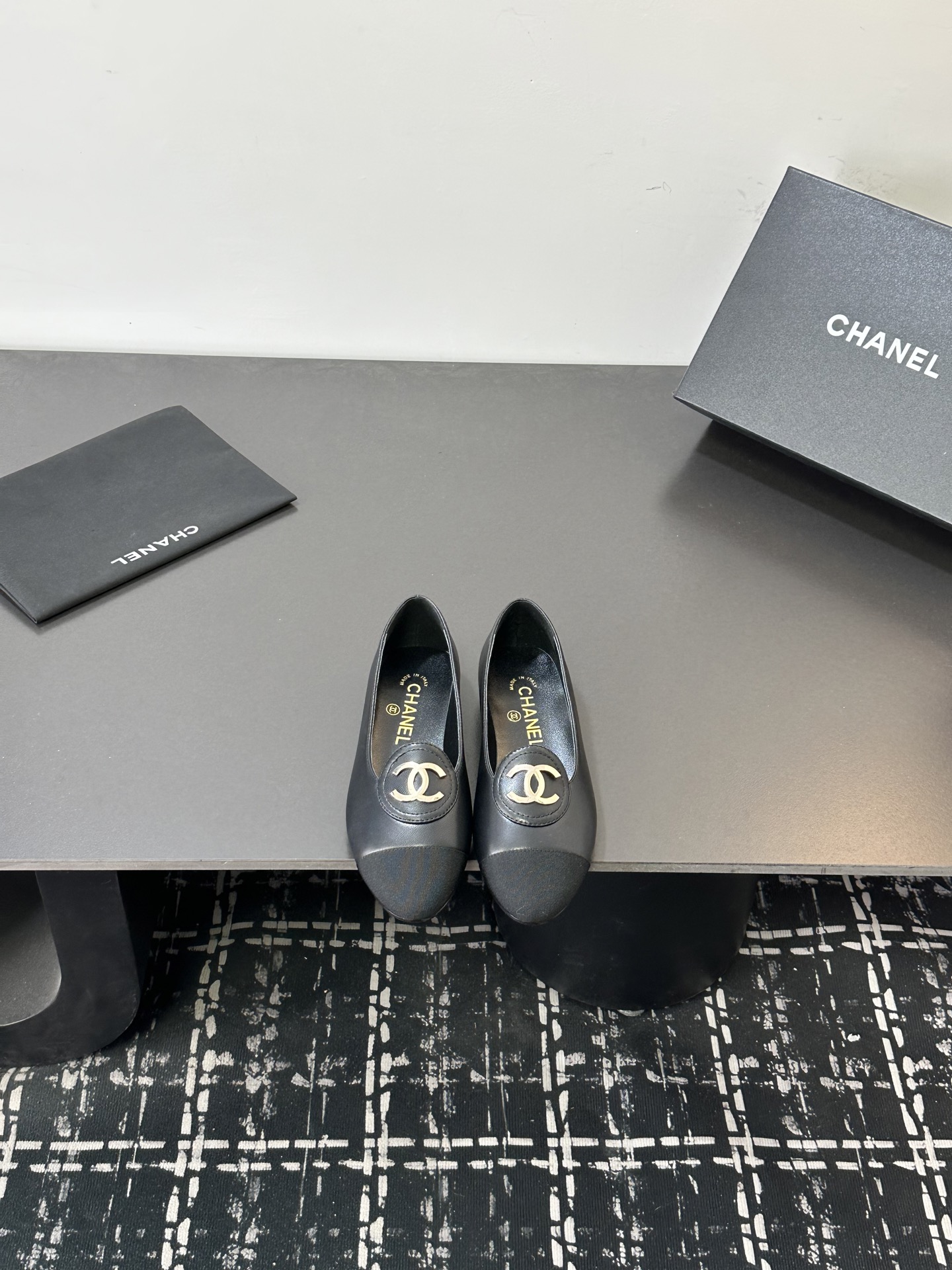 NO:724591,Chanel 26P Vintage second-hand series of shoes, a simple but not simple model, the upper foot is particularly slim. The upper is cowhide, the lining is sheepskin, and the leather outsole. Size: 35-39 Other sizes are customized, single shoes, chanel, cowhide, sheepskin, Leather soles19860909Chanel 26P Vintage中古系列单鞋 简约而不简单的款,上脚特别显脚细. 鞋面牛皮,内里垫脚羊皮,真皮大底. Size:35-39 其它码数定做,单鞋,chanel,cowhide,sheepskin,Leather soles,Women's Shoes