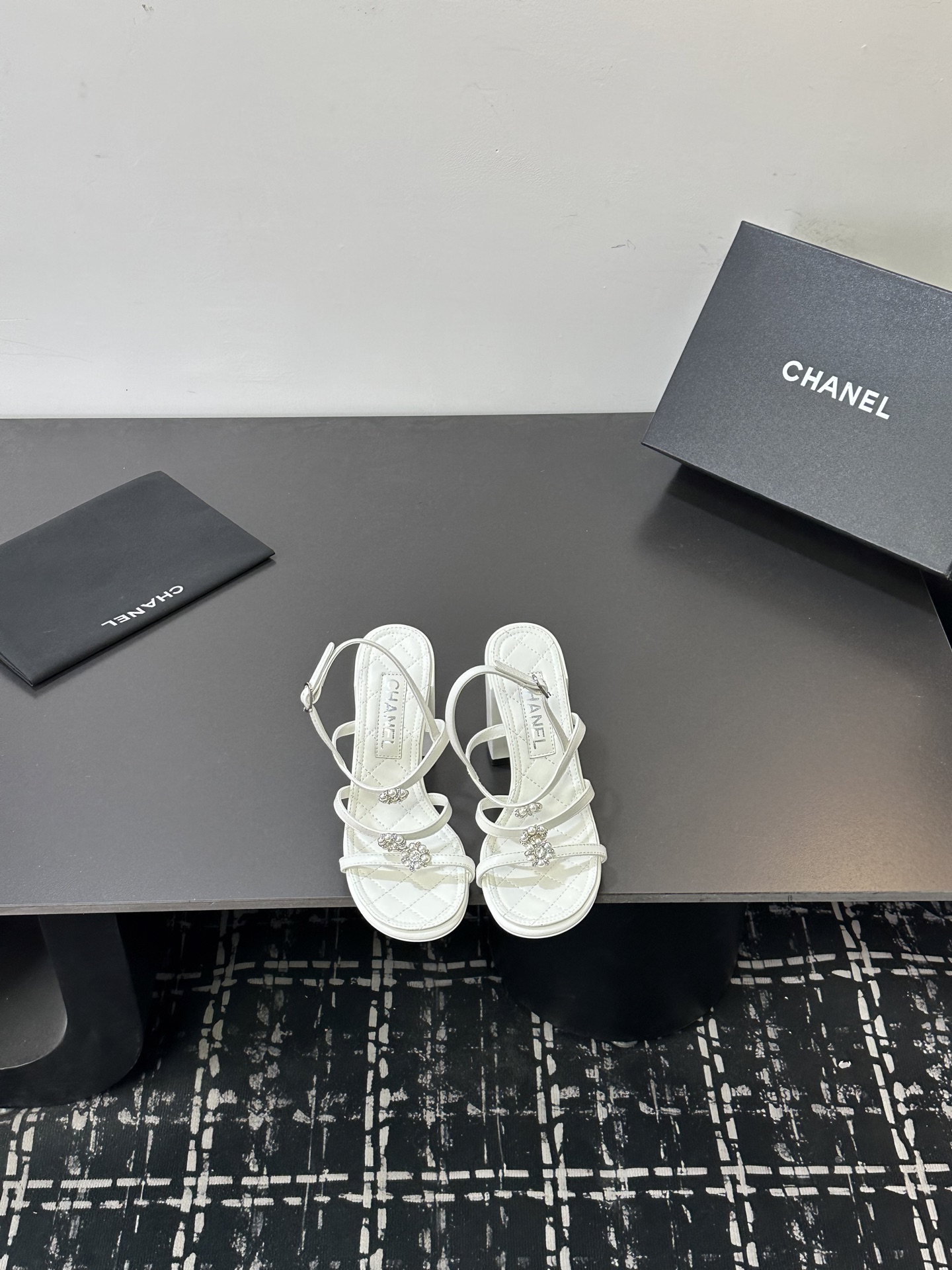 NO:724587,2026★★★★★ Many celebrity internet celebrities are on their feet, a versatile series popularized by domestic and foreign bloggers, a must-have for spring and summer wardrobes. Xiangjia exclusive upper cowhide lining: imported crystal sheepskin lining outsole original molded custom leather outsole Shoe size: 35-39 (40, 41, customized non-returnable), high heels sandals, chanel, sandals, high heels, cowhide, sheepskin, Leather  soles198609092026★★★★★ 众多明星网红上脚,国内外博主刷爆的一个百搭系列,春夏衣橱搭配必备 首选.香家专属 鞋面牛皮  内里: 进口水晶羊皮内里 大底原版开模定制真皮大底 鞋码: 35-39（40、41、定做不退换）,高跟鞋凉鞋,chanel,sandals,high heels,cowhide,sheepskin,Leather soles,Women's Shoes