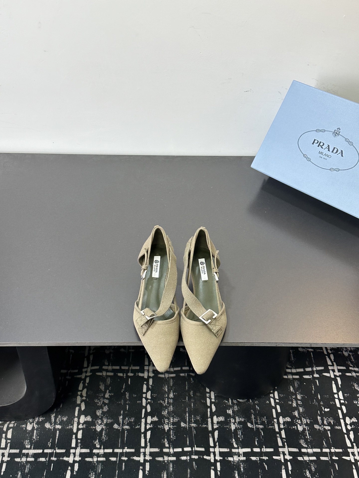 NO:724583,Size 35-39 (34 40 41 customized) Prad's latest pointed toe high-heeled shoes, classic and versatile style, gentle and intellectual style, comfortable and easy to wear, calfskin upper, sheepskin lining, heel height 5.5 Italian leather outsole, single shoes, prada, cowhide, sheepskin, Leather soles19860909尺码35-39（34 40 41定做） Prad*新款尖头高跟单鞋 经典百搭款 温柔知性风 舒适好穿 鞋面小牛皮 内里垫脚羊皮 跟高5.5意大利真皮大底,单鞋,prada,cowhide,sheepskin,Leather soles,Women's Shoes