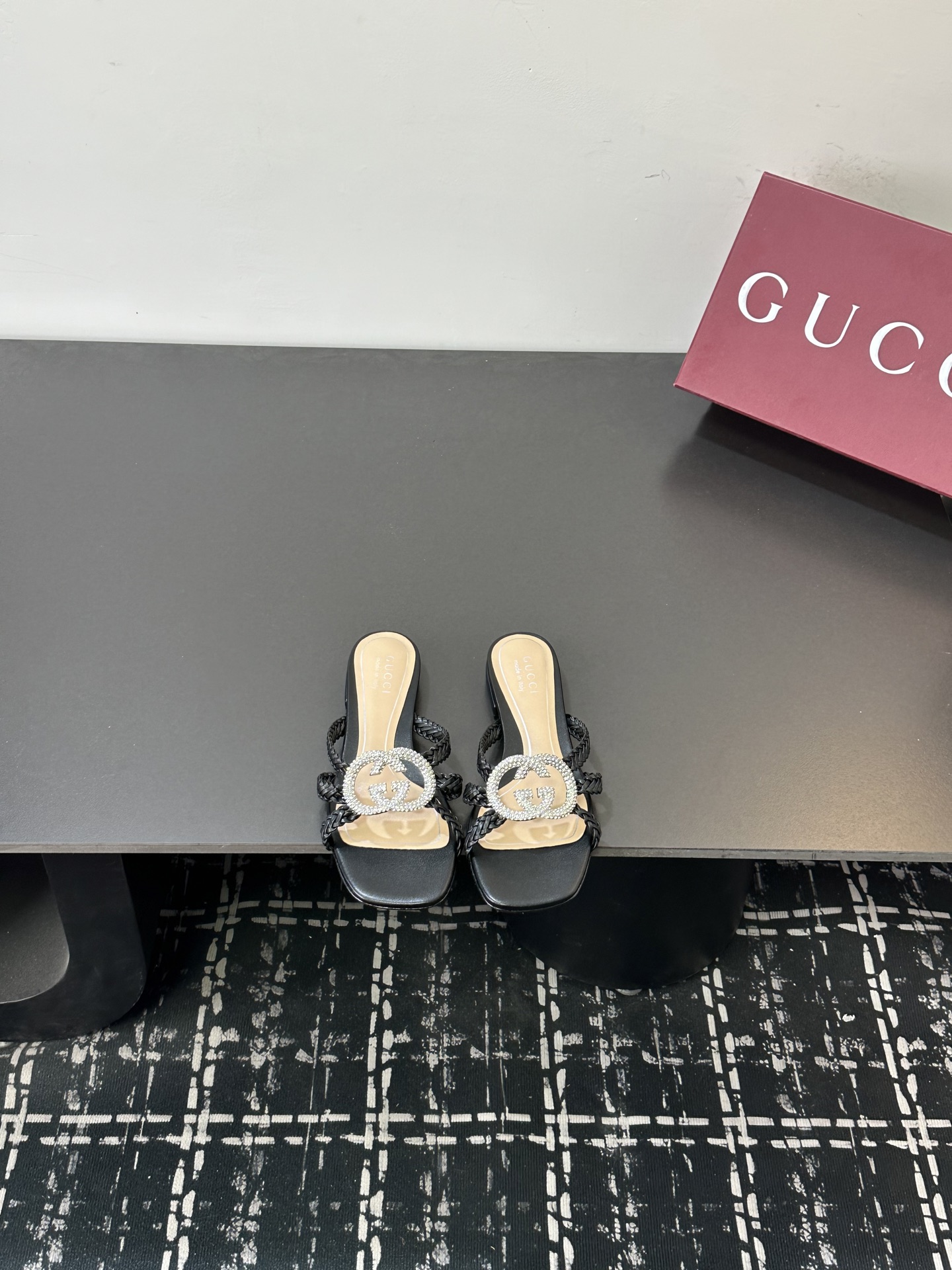 NO:724571,Size: 35-41 Gucci's latest women's shoe collection for early spring 2026 features evening silhouettes inlaid with GG crosses with crystals that add a sparkling touch, high heels slippers, high heels, slippers19860909Size:35-41 古奇2026早春最新的女鞋系列具有由GG十字架镶嵌的晚间轮廓,带有水晶,增加了闪闪发光的触感,高跟鞋拖鞋,high heels,slippers,Women's Shoes