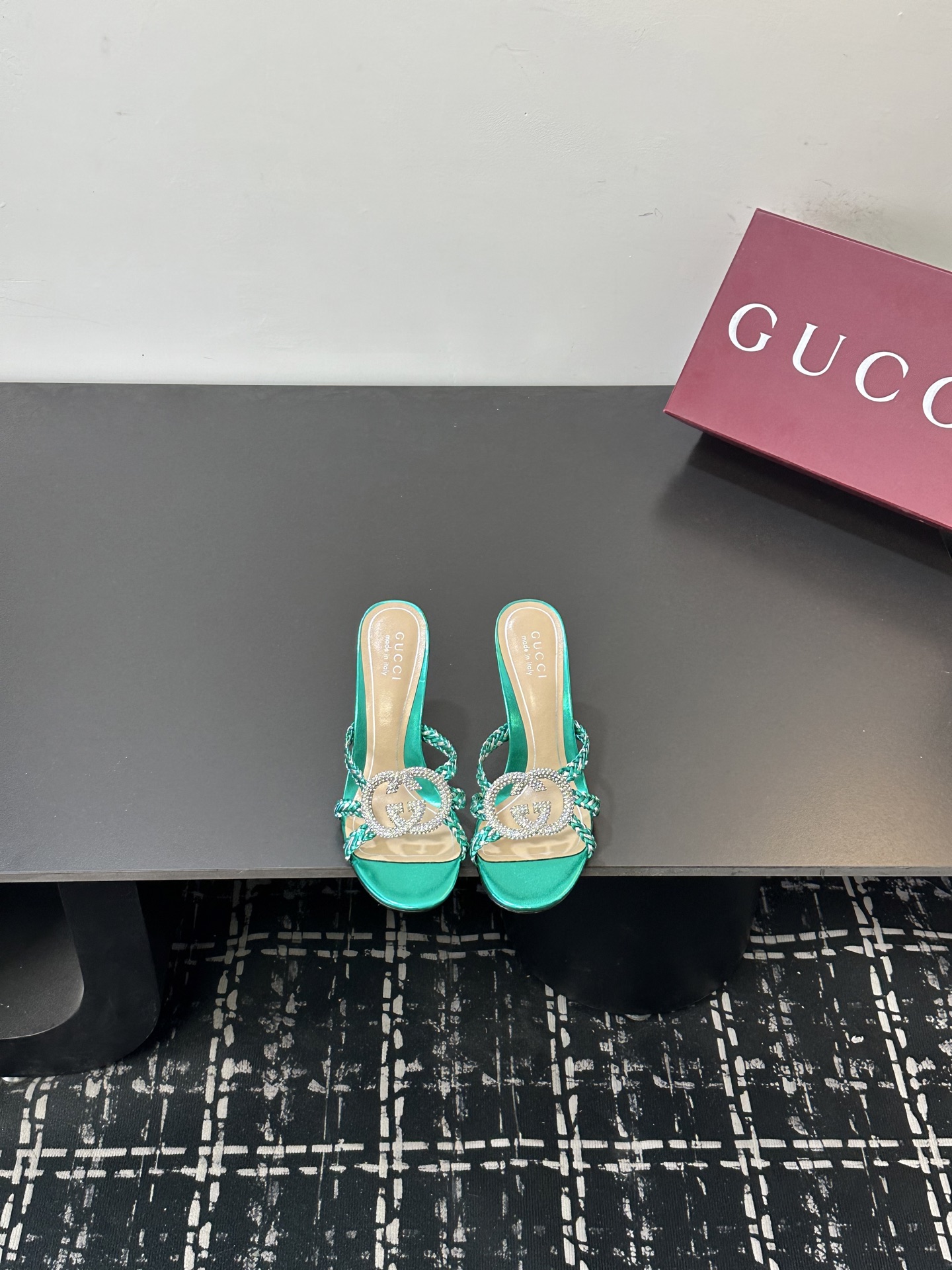 NO:724575,size35-39 (Customized on 40/41/42) 2026 New Spring Gucci Early Spring Rhinestone Double G Thin Strap High Heel Water Platform Sandals Fully studded with fine rhinestones, sparkling with luster under the refraction of light. Not exaggerated but with high-gloss recognition. It is a contemporary translation of the brand's century-old DNA. The 10.5cm high heel is tall and stylish. It can naturally elongate the body proportions on the feet of small people. The versatile attributes are suitable for all scenarios.  Paired with a silk suspender skirt, it is gentle and elegant for dating and commuting. Paired with high-waisted wide-leg pants and a simple shirt, it has a smart and modern style. Paired with a floral tea break skirt, it is suitable for early spring vacations. It can easily become the finishing touch of the style. It is suitable for switching between day and night. The fabric is made of original patent leather/silk. The lining of the tiptoe is all sheepskin. Italian imported leather outsole. Heel height 6.5, high-heeled shoes and slippers, gucci, sandals, high  heels,slippers,skirts,shirts,sheepskin,real silk,Leather soles19860909size35-39（40/41/42定制） 2026新春新款 Gucci早春水钻双G细带高跟水台凉鞋 满镶细碎水钻 光线折射下闪映莹润光泽 不浮夸却自带高光辨识度 既是品牌百年DNA的当代转译 10.5cm高跟挺拔有型 小个子上脚可自然拉长身形比例 百搭属性适配全场景穿搭 搭配真丝吊带裙 是约会通勤的温柔奢雅 配高腰阔腿裤与简约衬衫 干练摩登格调 搭碎花茶歇裙 适配早春度假出行 轻松成为造型点睛之笔 昼夜切换造型皆得体出众. 面料采用原版漆皮/真丝 内里踮脚均为羊皮 意大利进口真皮大底 跟高6.5,高跟鞋拖鞋,gucci,sandals,high heels,slippers,skirts,shirts,sheepskin,real silk,Leather soles,Women's Shoes