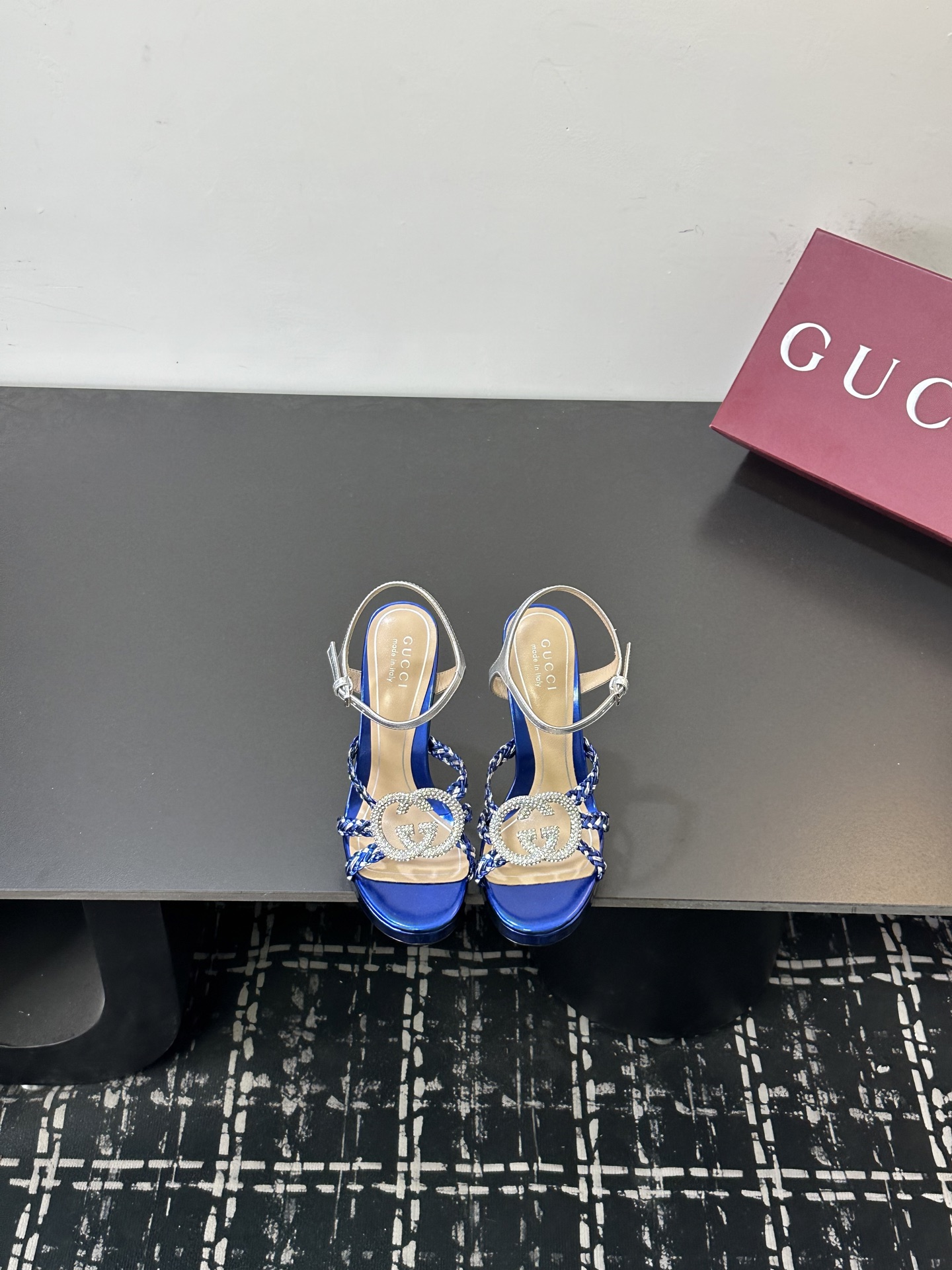 NO:724579,Water platform size 35-39 (customized on 40/41/42) 2026 new spring Gucci early spring rhinestone double G thin strap high-heeled water platform sandals. Fully studded with fine rhinestones. They sparkle under the refraction of light. They are not exaggerated but have high-gloss recognition. They are the contemporary translation of the brand's century-old DNA. The 10.5cm high heels are tall and stylish. The feet of small people can naturally elongate the body proportions.  Versatile attributes are suitable for all scenes. Paired with a silk suspender skirt, it is gentle and elegant for dating and commuting. Paired with high-waisted wide-leg pants and a simple shirt, it has a smart and modern style. Paired with a floral tea dress, it is suitable for early spring vacations. It can easily become the finishing touch of the style. It is suitable for day and night switching styles. The fabric is made of original patent leather/silk. The lining of the toes is made of sheepskin. The genuine leather outsole imported from Italy  Heel height 10.5cm, high heels and slippers, gucci, sandals, high heels, slippers, skirts, shirts, sheepskin, real silk, Leather soles19860909带水台 size35-39（40/41/42定制） 2026新春新款 Gucci早春水钻双G细带高跟水台凉鞋 满镶细碎水钻 光线折射下闪映莹润光泽 不浮夸却自带高光辨识度 既是品牌百年DNA的当代转译 10.5cm高跟挺拔有型 小个子上脚可自然拉长身形比例 百搭属性适配全场景穿搭 搭配真丝吊带裙 是约会通勤的温柔奢雅 配高腰阔腿裤与简约衬衫 干练摩登格调 搭碎花茶歇裙 适配早春度假出行 轻松成为造型点睛之笔 昼夜切换造型皆得体出众. 面料采用原版漆皮/真丝 内里踮脚均为羊皮 意大利进口真皮大底 跟高10.5cm,高跟鞋拖鞋,gucci,sandals,high heels,slippers,skirts,shirts,sheepskin,real silk,Leather soles,Women's Shoes