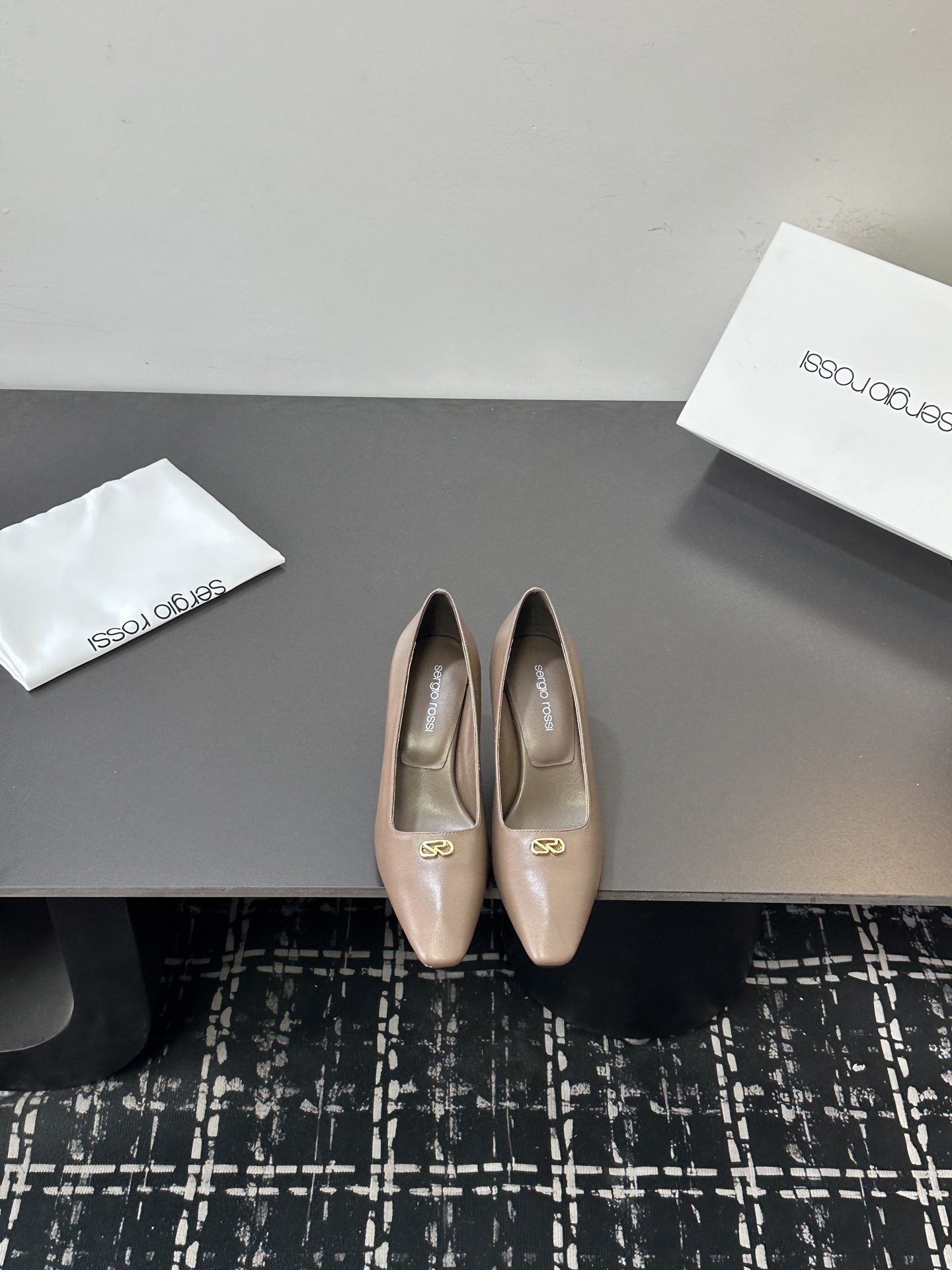 NO:724567,size35-39 (40 41 order) Sergio Rossi Sergio Rossi's 'Sr Diani' latest series, handmade metal decoration, unique style, more brand charm, small round toe and sheepskin material wrapped around the feet to improve comfort, highly brand-recognizable, most understand women's heart-friendly shoes, support aura, comfortable lambskin material, noble temperament, golden hardware accessories are particularly beautiful, high-end Italian leather outsole, imported sheepskin lining Fitted and comfortable, genuine leather outsole imported from Italy, with counter packaging, high heels, single shoes, high heels, sheepskin, Leather soles19860909size35-39（40 41 订） Sergio Rossi 塞乔罗西 「Sr Diani」最新系列 純手工製作的金屬裝飾 獨特風格更顯品牌魅力 小圓頭和羊皮材質包裹腳部提升舒適度 极具品牌辨识度,最懂女人心无死角的美鞋 撑起气场 舒适小羊皮 材质 气质高贵 金色五金配饰 特别美 高级感 意大利真皮大底  进口羊皮内里 贴脚 舒适 意大利进口真皮大底  配专柜包装,高跟鞋单鞋,high heels,sheepskin,Leather soles,Women's Shoes