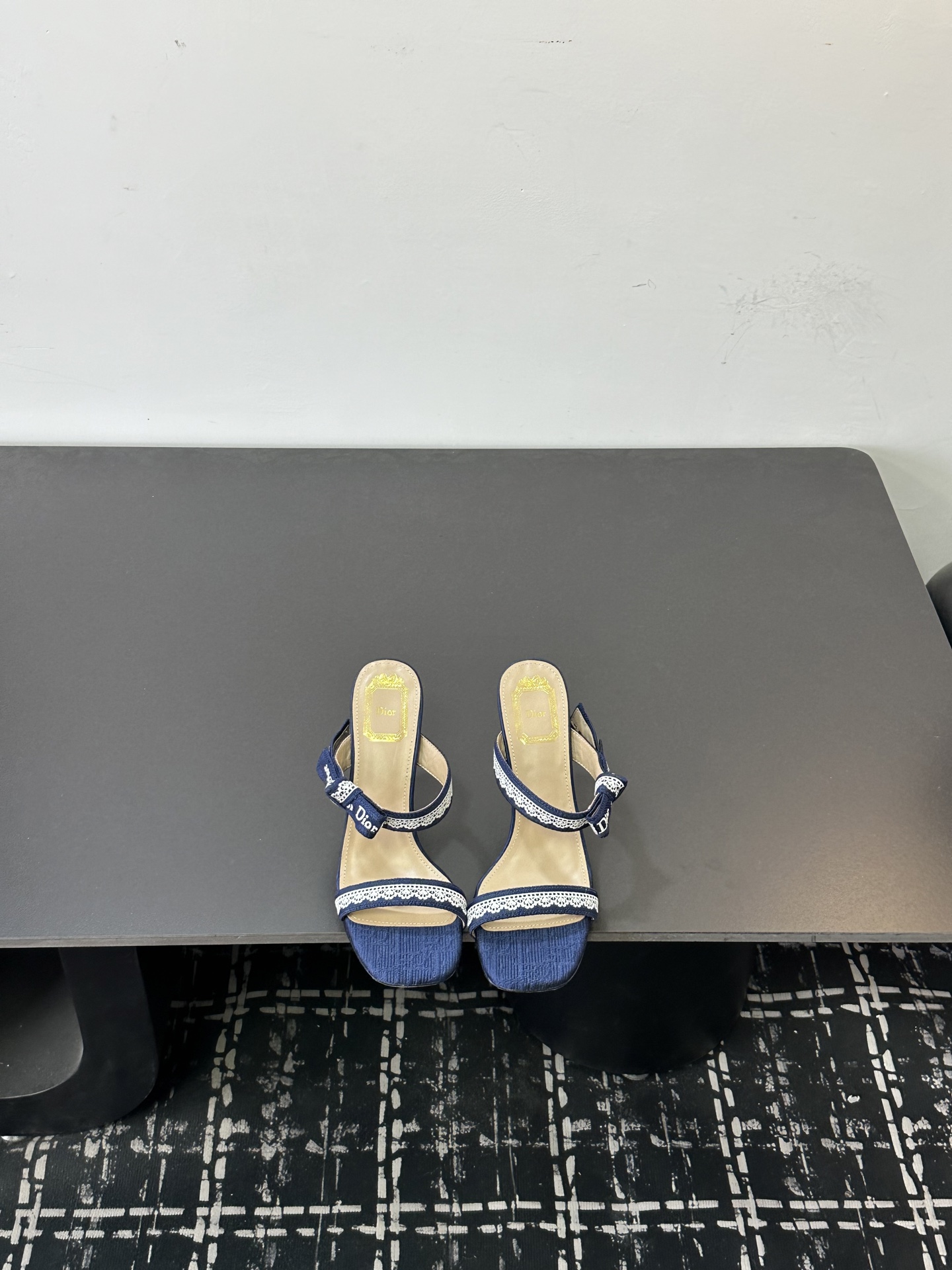 NO:724564,J'ADIOR Dior 2026 early spring new ribbon bow high-heeled women's shoes. The same style as the star's CD letter logo flat-bottomed square-head hollow color-blocking shoes. The top version on the market. Material upper imported eco-friendly jacquard + water-dyed sheepskin lining + Italian genuine leather outsole. Heel height: high heel 9.5CM Size34-42 (34.40.41.42. Law of non-refundable), high heels, dior, dior, high  heels,sheepskin,leather soles19860909J'ADIOR 迪奥 Dior 2026早春新款织带蝴蝶结高跟女鞋 明星同款CD字母logo平底方头镂空拼色单鞋 市面顶级版本 材质鞋面进口环保提花+水染羊皮内里+意大利真皮大底 跟高:高跟9.5CM Size34-42（34.40.41.42.定律不退换）,高跟鞋,dior,dior,high heels,sheepskin,Leather soles,Women's Shoes