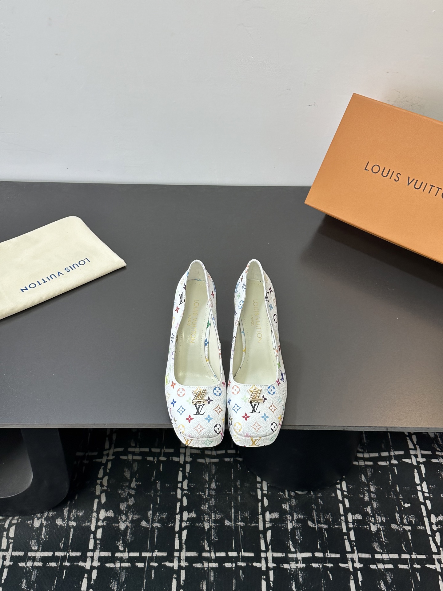 NO:724553,The top version of LV | Louis Vuitton 25 Hentiangao new shoes, sandals with empty back, 2025 spring and summer new thick heel platform sandals, the top version is the same as the original version, the counter features the latest LV  Full of high-end feel!  A popular model among bloggers at home and abroad, it is retro, fashionable and looks great on your feet!  Official website main recommendation★ ━━━━━t ━━━━━ Original custom patent leather/cow leather upper, imported sheepskin lining, Italian genuine leather outsole, heel height 11cm, water platform 2cm, shoe size: 35-42 (41 42 customized) price, high-heeled sandals, louis vuitton, louis  vuitton,sandals,high heels,cowhide,sheepskin,Leather soles19860909顶级版本 LV | 路易威登 25恨天高新款单鞋 凉鞋后空 2025春夏新款粗跟水台凉鞋 顶级版本原版一致 专柜主打最新款 LV X TM村上隆联名款 硬货上新 代购级别！高级感十足！国内外博主刷爆的一款,复古又时髦上脚美炸了！官网主推款★ ━━━━━ t ━━━━━ 鞋面原版定制漆皮/牛皮 内里进口羊皮里 大底意大利真皮大底 跟高11cm 水台2cm 鞋码: 35-42（41 42定制） 价格,高跟鞋凉鞋,louis vuitton,louis vuitton,sandals,high heels,cowhide,sheepskin,Leather soles,Women's Shoes