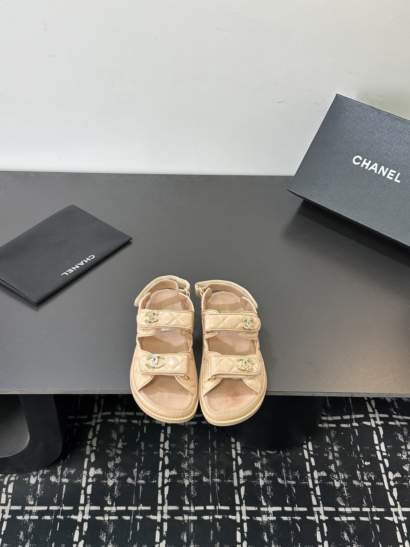 NO:724547,Rubber sole version 2026 spring and summer latest fabrics - the counter mainly promotes the new color series of Velcro beach sandals. ★★★★★ Many celebrities and Internet celebrities have worn it. It is a versatile series popularized by domestic and foreign bloggers. It is a must-have sandal for spring and summer wardrobes. The upper is imported super soft sheepskin. The lining: imported crystal sheepskin lining. The original outsole is molded and customized with rubber sole. Shoe size: 35-39 (40, 41, 42 are not returnable or exchangeable when customized).  Delivery of the latest luxury counters with simultaneous packaging of rubber-soled slippers, slippers, sandals, slippers, sheepskin19860909橡胶底版本 2026春夏最新面料——专柜主推魔术贴沙滩凉鞋新色系列上新 ★★★★★ 众多明星网红上脚,国内外博主刷爆的一个百搭系列,春夏衣橱搭配必备 凉鞋首选. 鞋面进口超柔羊皮  内里: 进口水晶羊皮内里 大底原版开模定制橡胶底 鞋码: 35-39（40、41、42定做不退换） 配送豪华最新专柜同步包装 橡胶底拖鞋凉鞋,拖鞋凉鞋,sandals,slippers,sheepskin,Women's Shoes