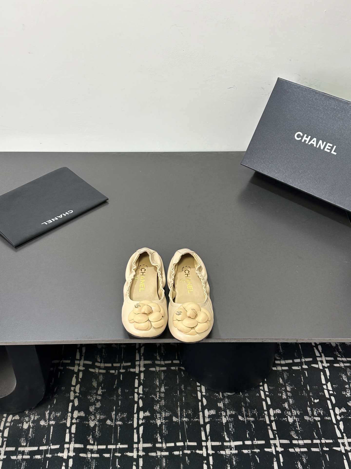 NO:749829,2026★★★★★ Many celebrities and Internet celebrities are on their feet. This is a versatile series popular among domestic and foreign bloggers. It is the first choice for spring and summer wardrobe must-have sandals. Designed exclusively by Xiangjia. Upper sheepskin lining: Imported crystal sheepskin lining. Outsole original molded custom rubber outsole. Shoe size: 35-39 (40, 41, custom-made, non-refundable). Delivery of luxurious and latest counters with simultaneous packaging, ballet shoes, chanel, sheepskin.198609092026★★★★★ 众多明星网红上脚,国内外博主刷爆的一个百搭系列,春夏衣橱搭配必备 凉拖首选.设计香家专属 鞋面羊皮  内里: 进口水晶羊皮内里 大底原版开模定制橡胶大底 鞋码: 35-39（40、41、定做不退换） 配送豪华最新专柜同步包装,芭蕾舞鞋,chanel,sheepskin,Women's Shoes