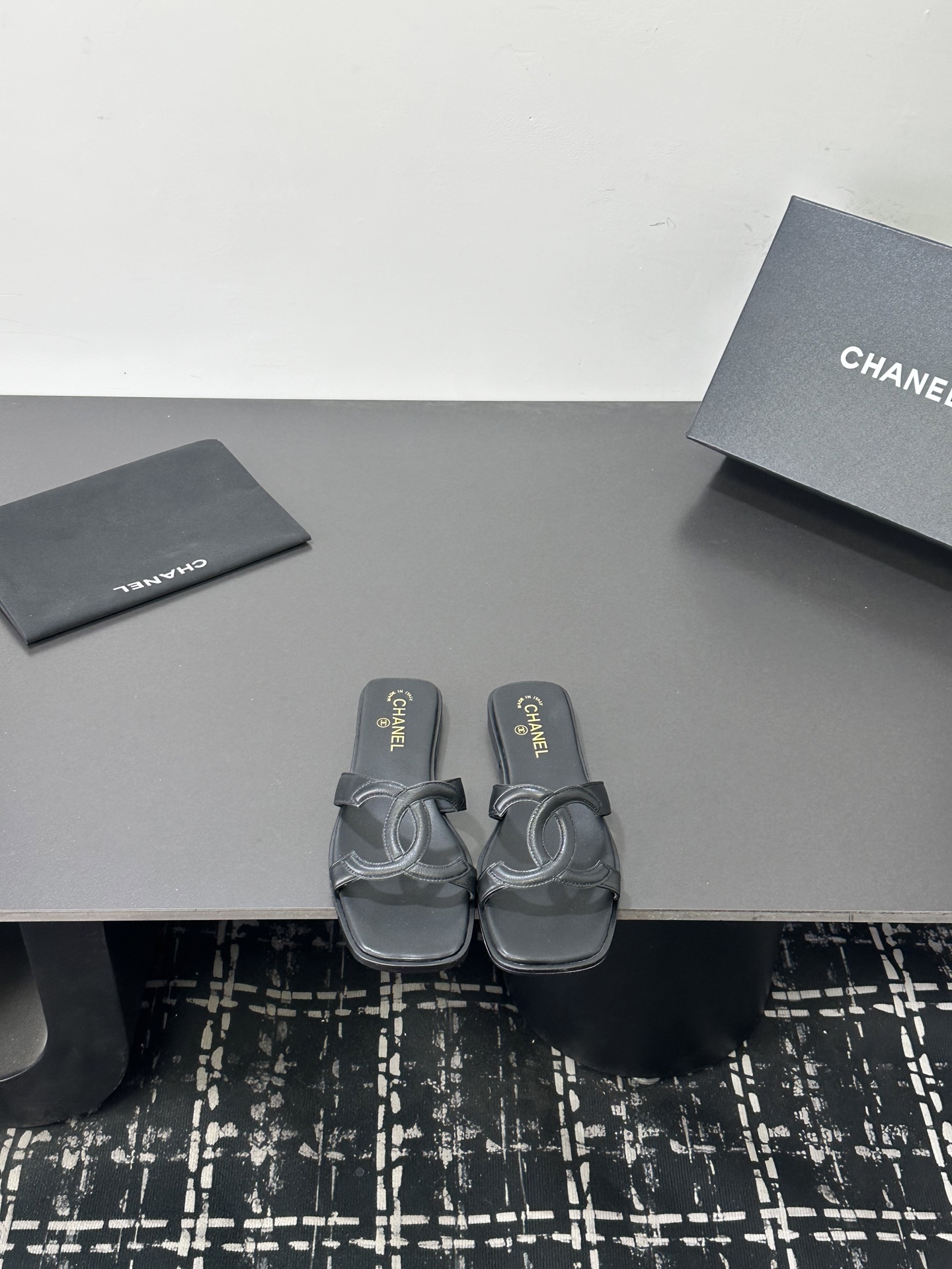 NO:749836,Size 35-39 (40/41 customization is non-returnable) The new summer Chane* Xiaoxiang is the standard accessory for summer. This slipper can actually look so good. The design of Grandma Xiang is really extraordinary!  There is such a lazy and rich feeling!  Lambskin upper, sheepskin lining, leather sole, slippers, chanel, slippers, sheepskin19860909码数35-39（40/41定制不退换） 夏季新款Chane*小香就是夏天的标配,这款拖鞋居然能做到这么好看 香奶奶的设计果然很不一般！就有这种慵懒又富贵的感觉！ 鞋面小羊皮 内里羊皮内里 鞋底真皮鞋底,拖鞋,chanel,slippers,sheepskin,Women's Shoes