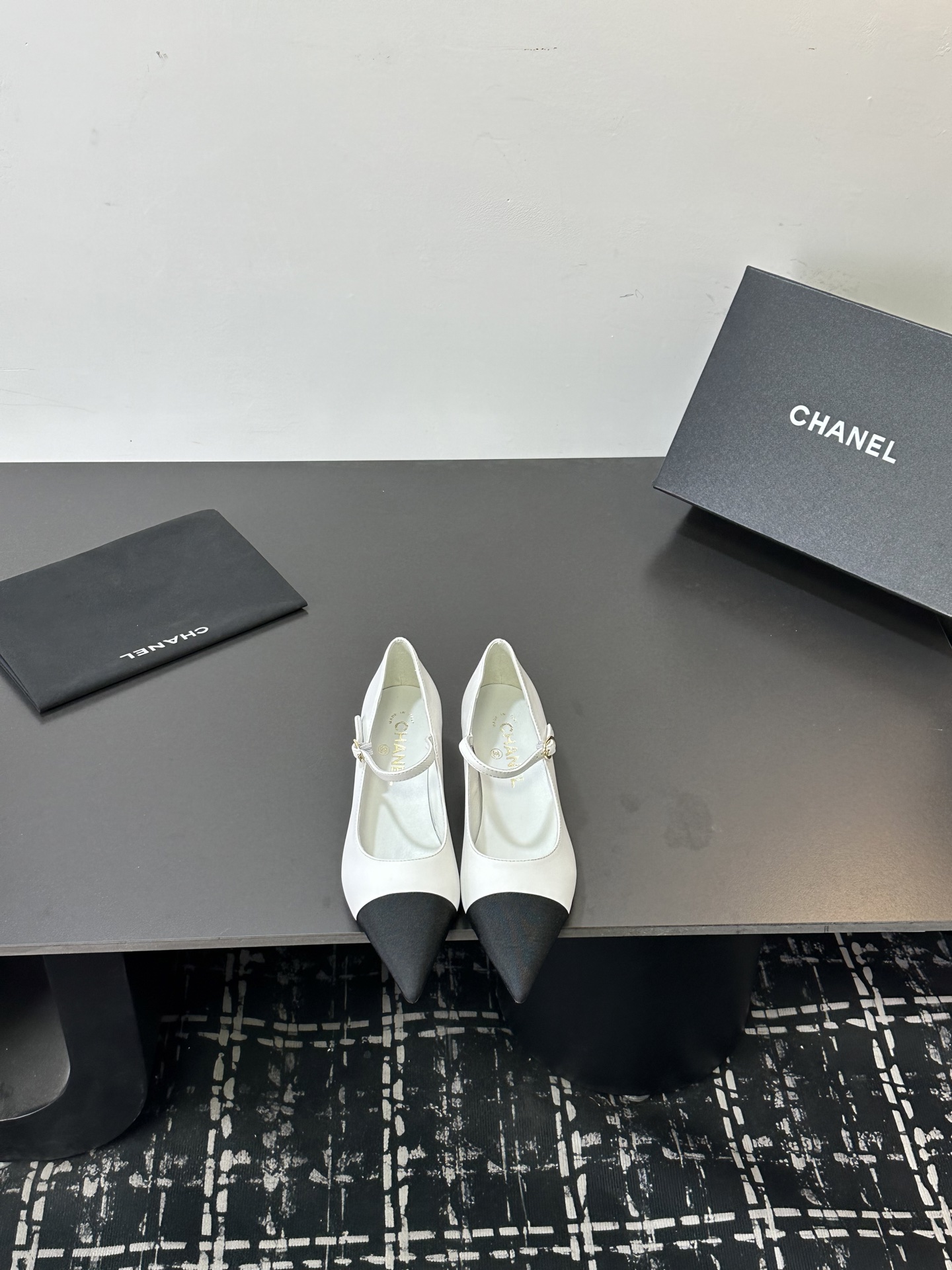 NO:789698,CHANEL Chanel 26s early spring hot product, top version, pointed toe, mid-heel, low-heeled splicing shoes, Mary Jane shoes, another day of little incense, unable to get rid of the pointy toe, the eternal classic, royal style ~ super easy to control, the wedge heel is really not tiring on the feet at all, the shoe design is simply customized for girls’ feet, the pointed toe part is made of spliced ​​cloth material, it will not strangle the toes at all, you will not feel tired after walking all day, full of femininity!  !  Material lambskin, sheepskin lining, foot pads, outsole genuine leather sole imported from Italy, size 35-41 (40.41 non-returnable, non-exchangeable), single shoes, chanel, chanel, mary jane, sheepskin19860909CHANEL香奈儿26s早春爆品 顶版 尖头中跟低跟拼接单鞋 玛丽珍鞋 又是被小香种草的一天 无法自拔尖头永远的经典 御姐风～超级好驾驭 坡跟真的绝一点不累脚 鞋型设计简直是为女生脚丫子定制 尖头部分是拼接布面材质完全不会勒脚趾头 走一天都不会累 女人味十足！！ 材质小羊皮 内里羊皮内里垫脚 大底意大利进口真皮底 尺码35-41（40.41不退不换）,单鞋,chanel,chanel,mary jane,sheepskin,Women's Shoes